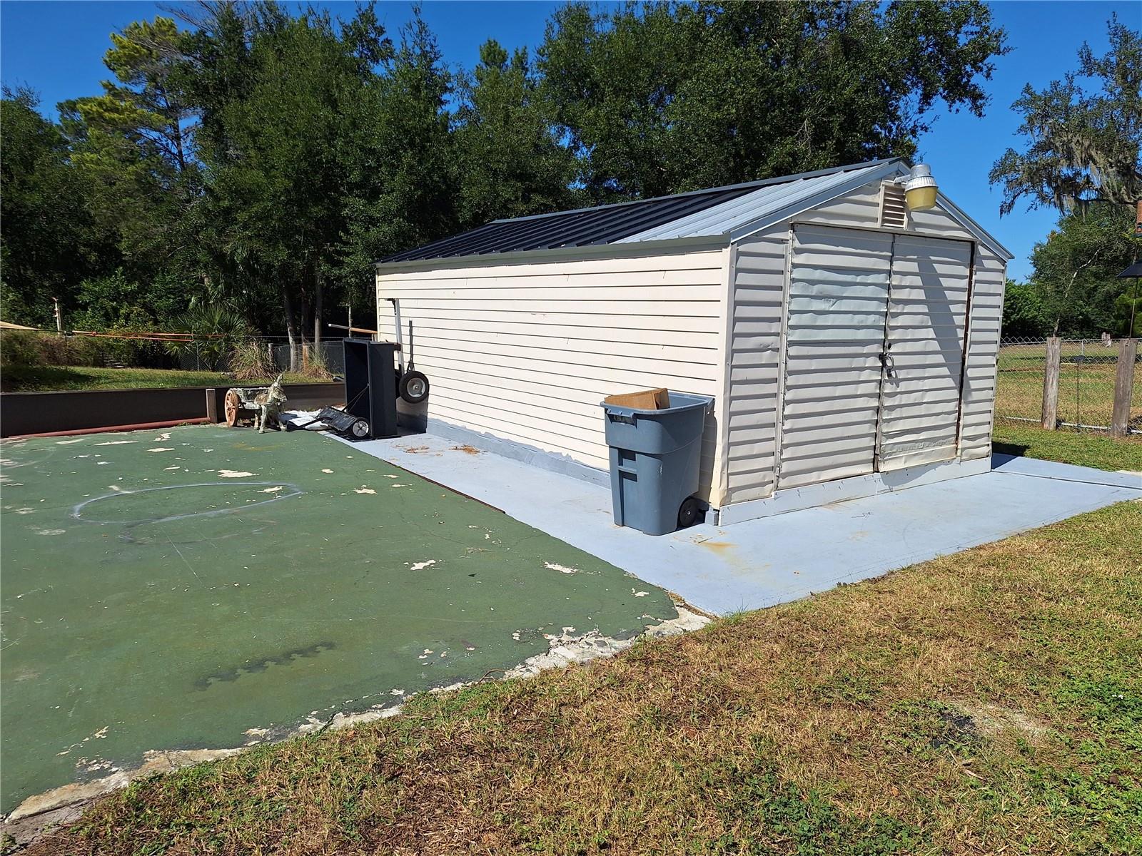 Listing photo id 58 for 9415 Indale Drive