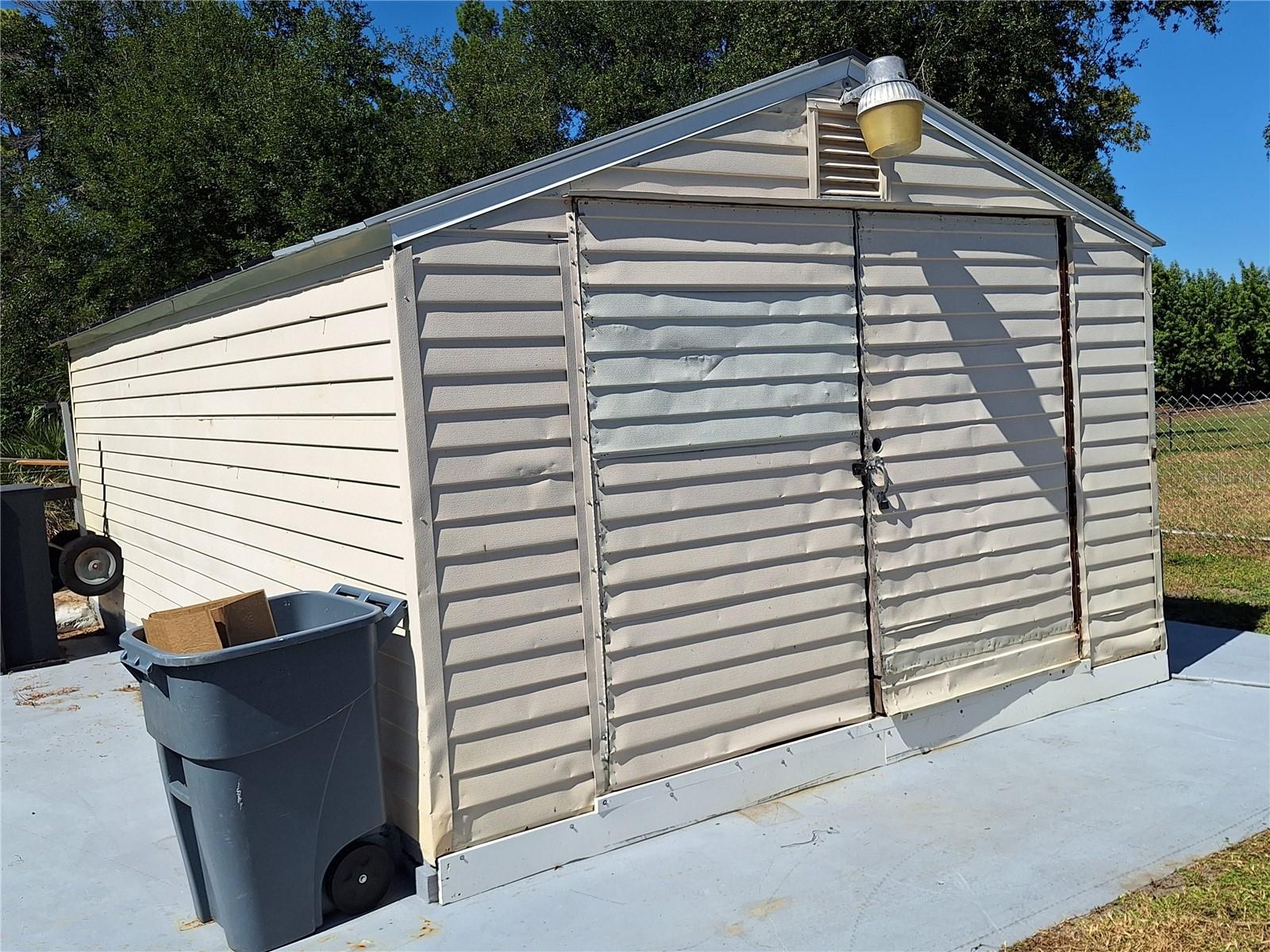 Listing photo id 59 for 9415 Indale Drive