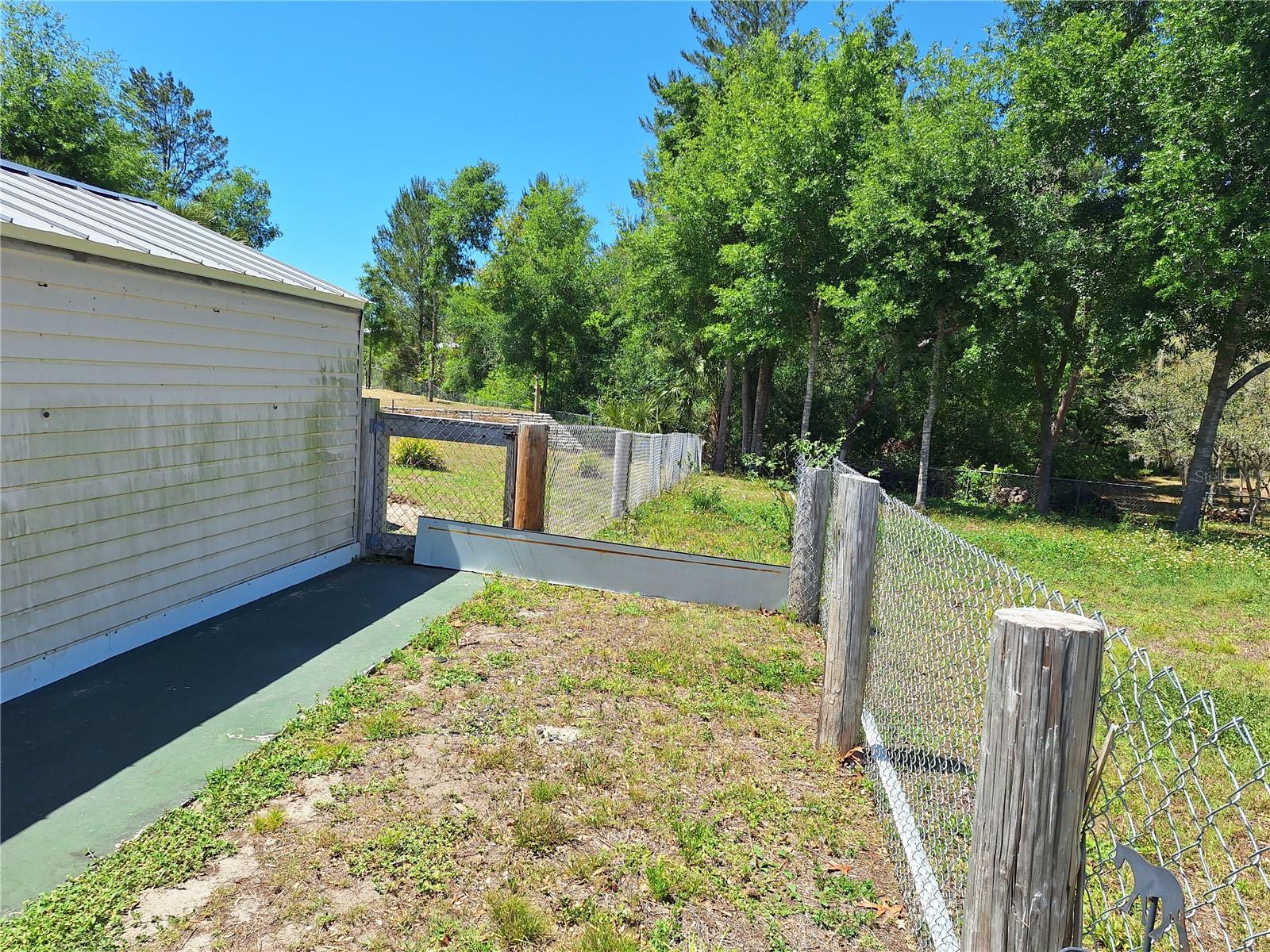 Listing photo id 62 for 9415 Indale Drive