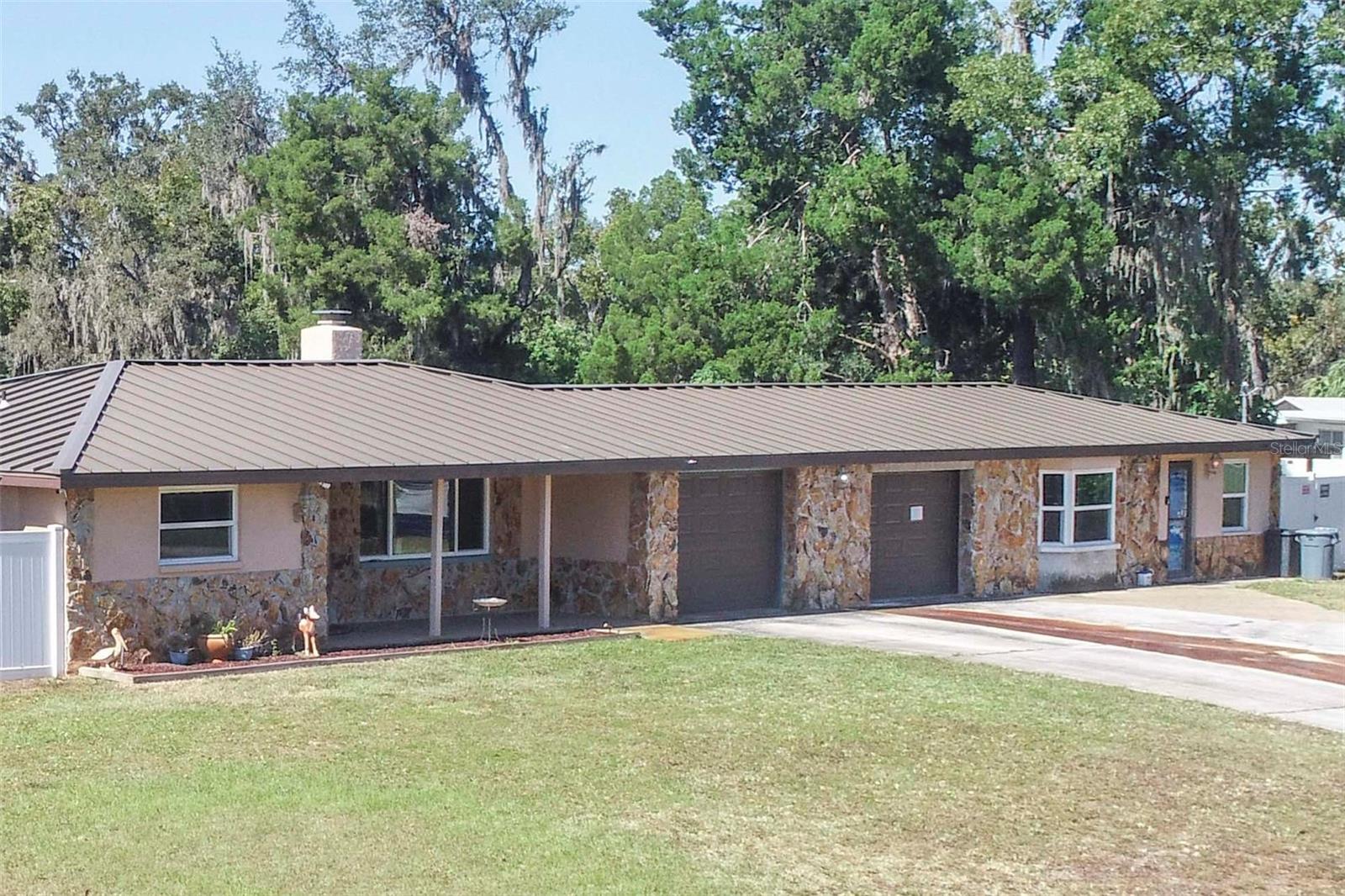 Listing photo id 5 for 9415 Indale Drive