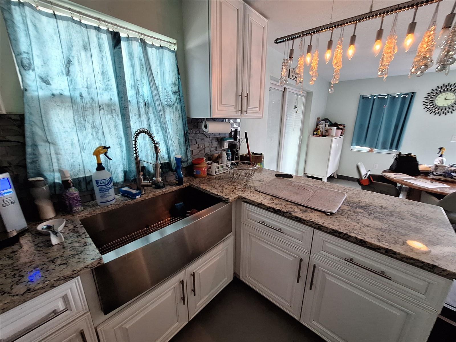 Listing photo id 71 for 9415 Indale Drive