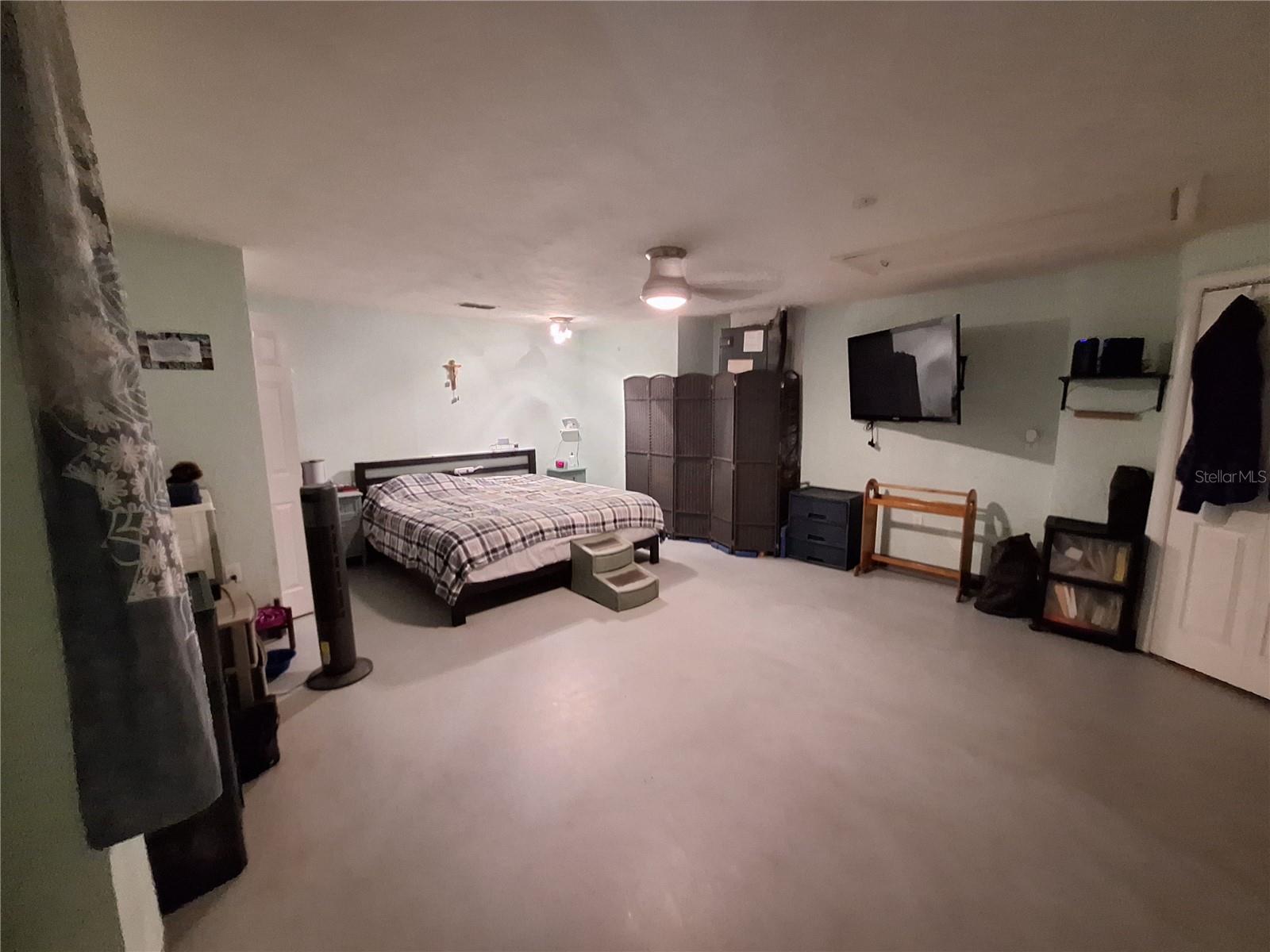 Listing photo id 76 for 9415 Indale Drive