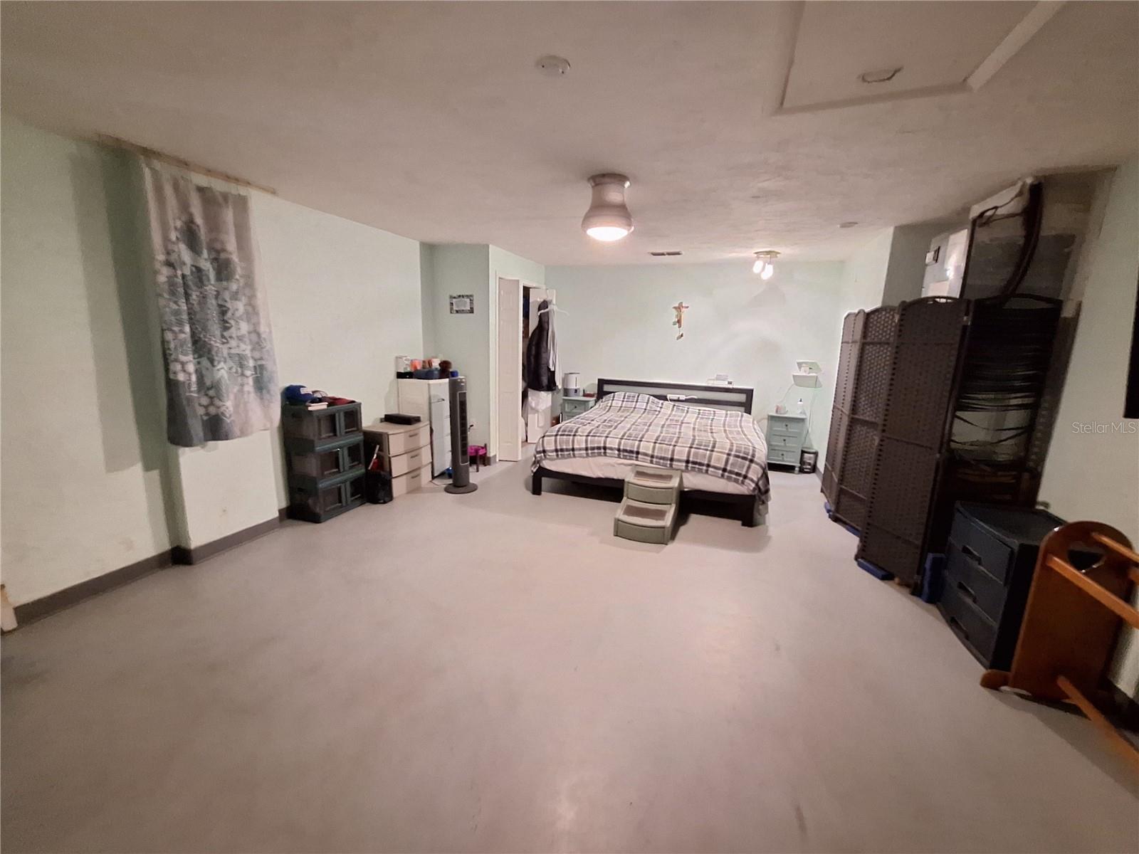 Listing photo id 78 for 9415 Indale Drive