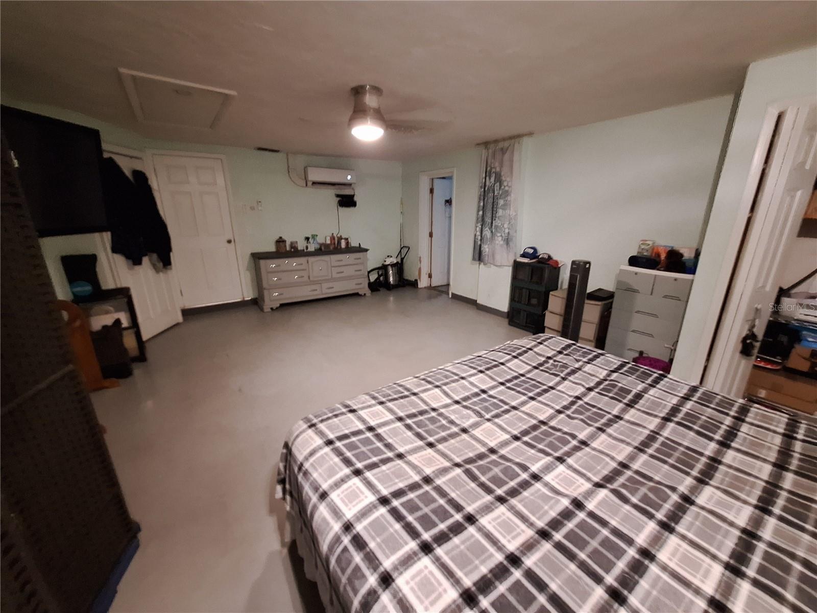 Listing photo id 79 for 9415 Indale Drive