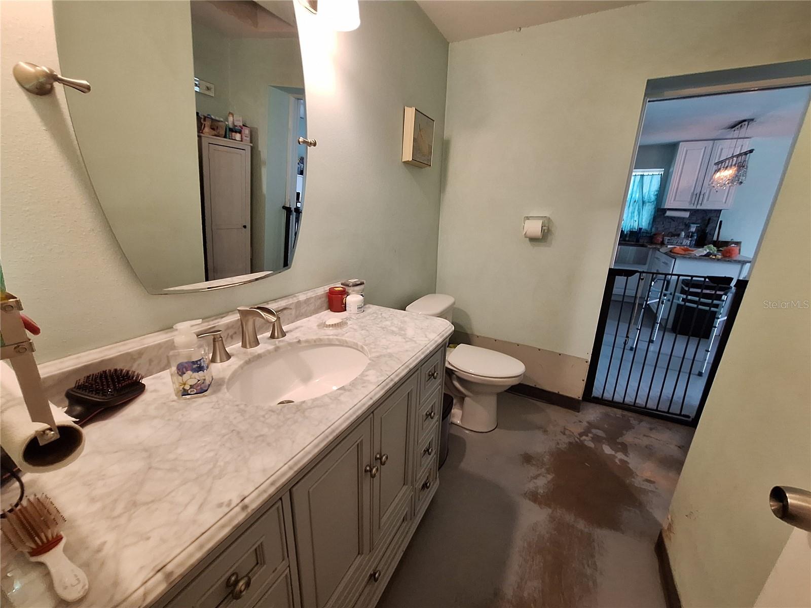 Listing photo id 80 for 9415 Indale Drive