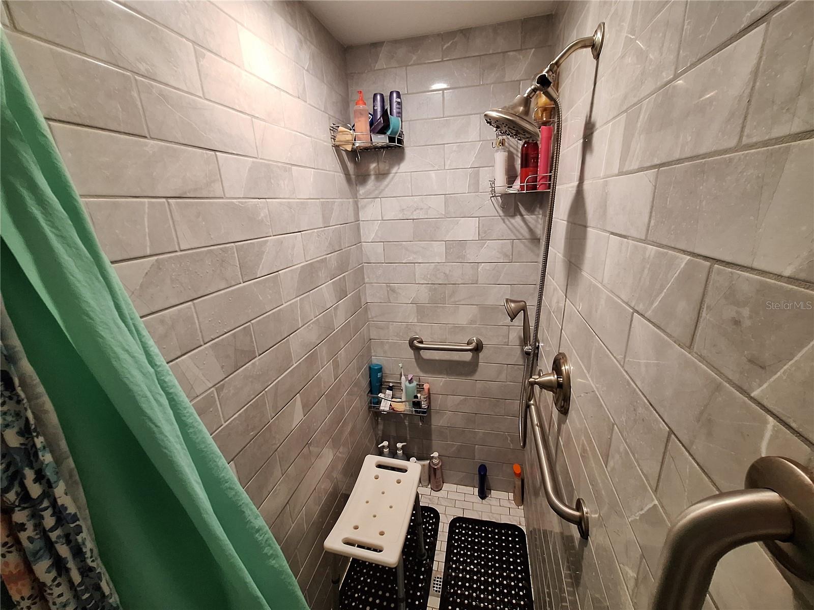 Listing photo id 82 for 9415 Indale Drive