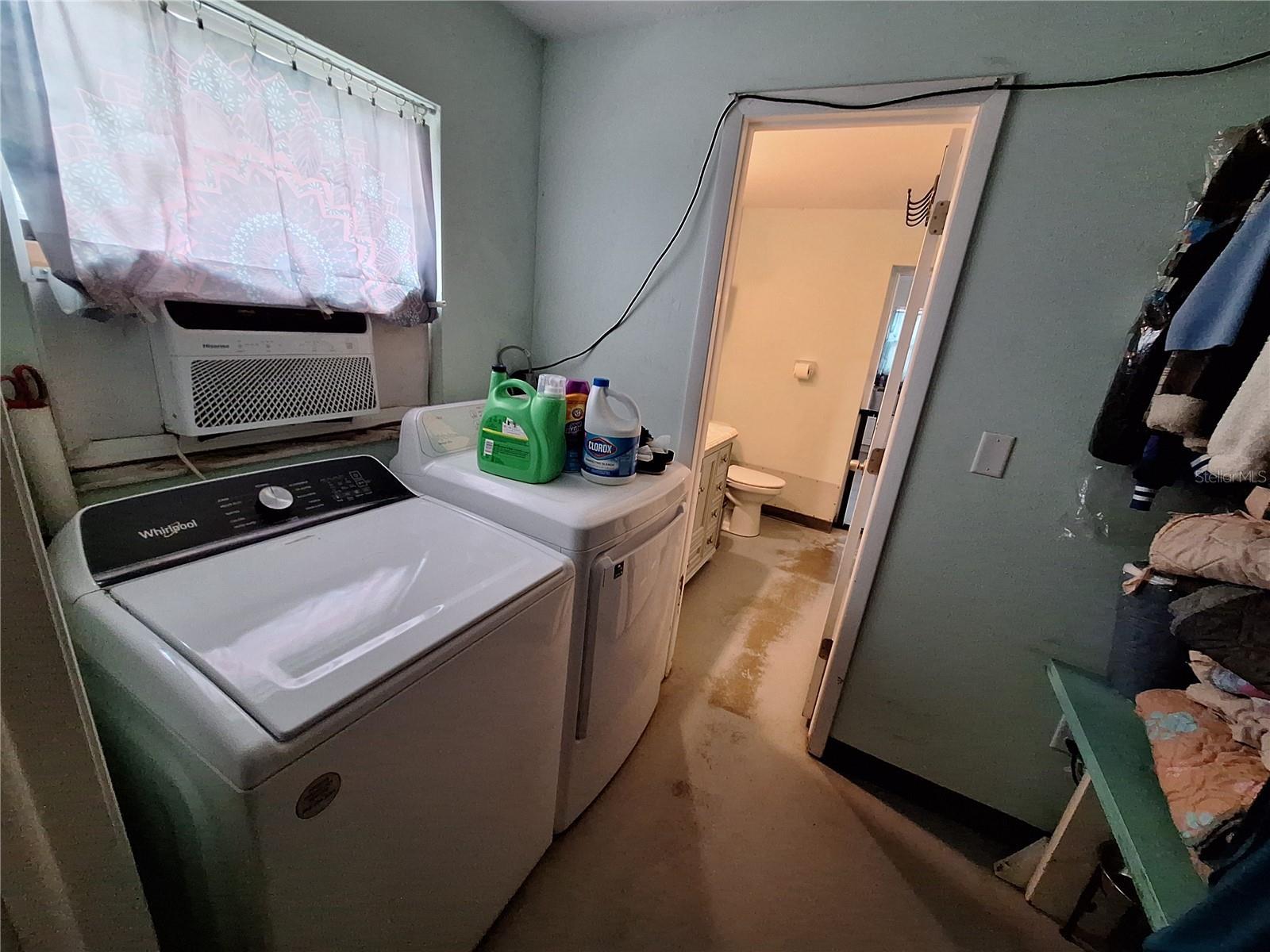 Listing photo id 83 for 9415 Indale Drive