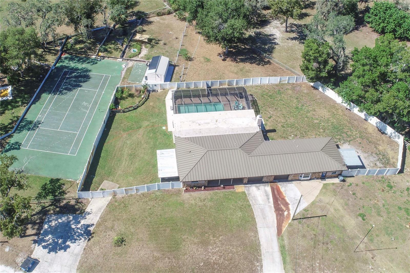 Listing photo id 89 for 9415 Indale Drive