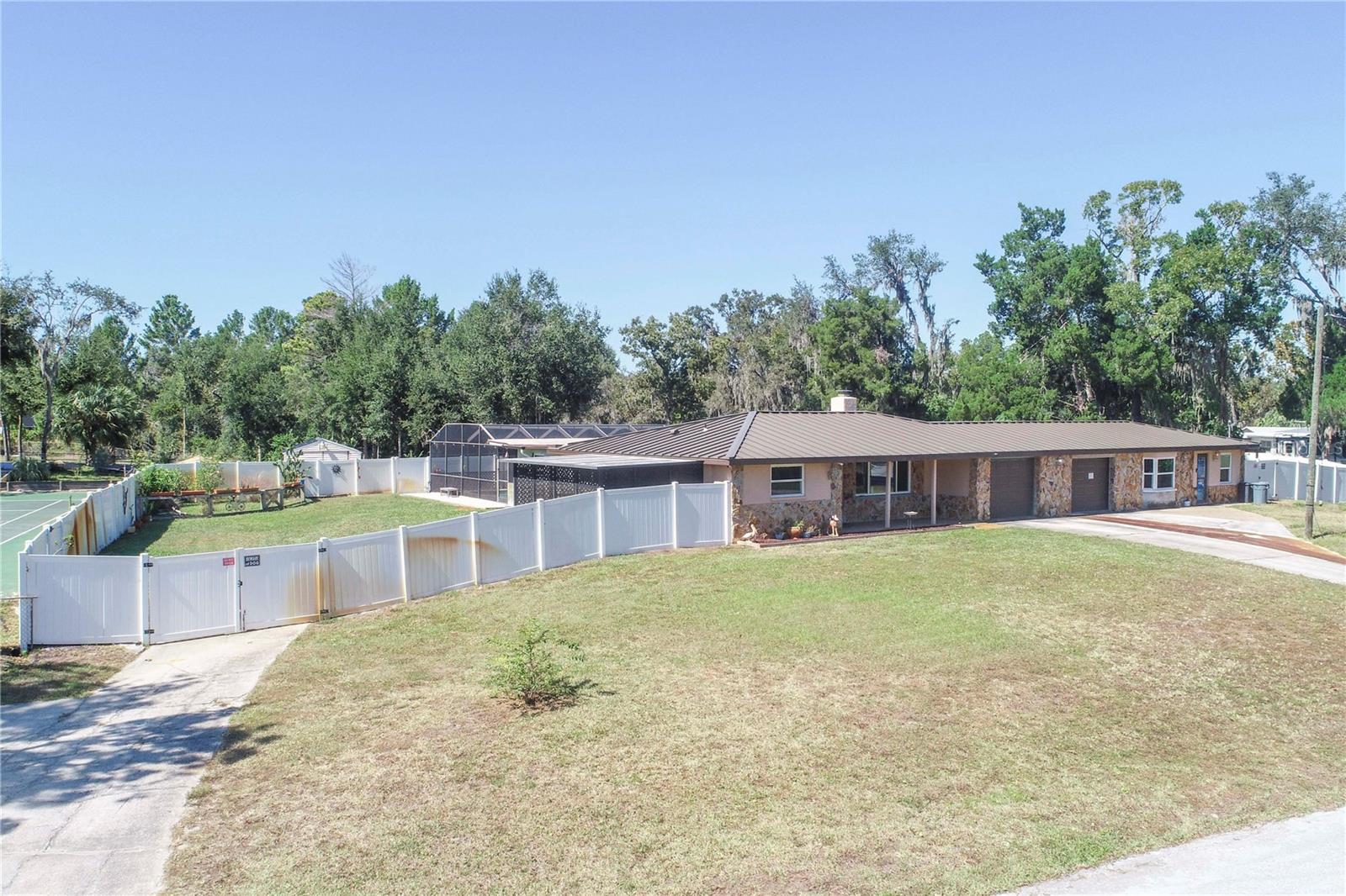 Listing photo id 92 for 9415 Indale Drive