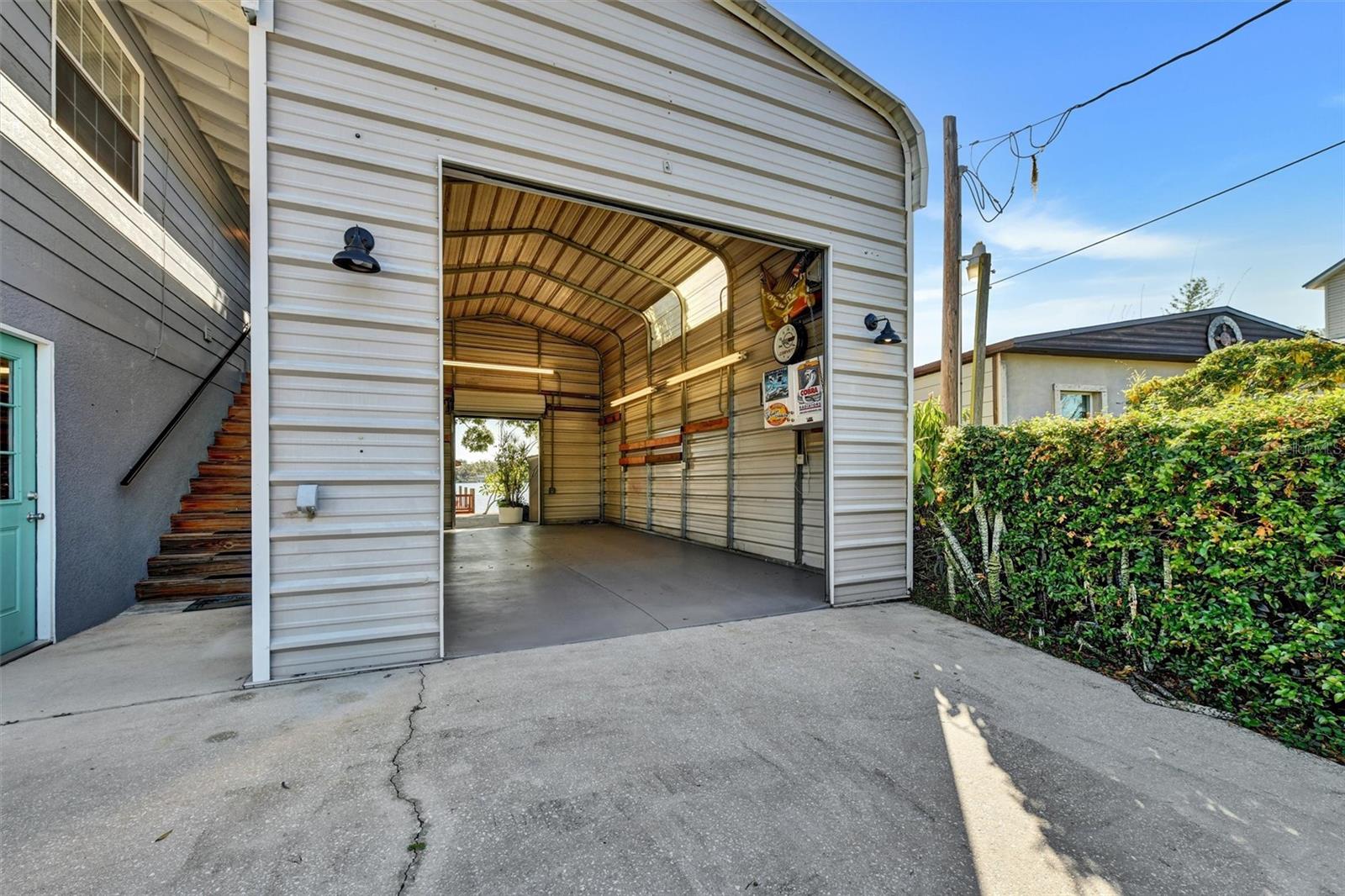 Listing photo id 13 for 9920 Alavista Drive