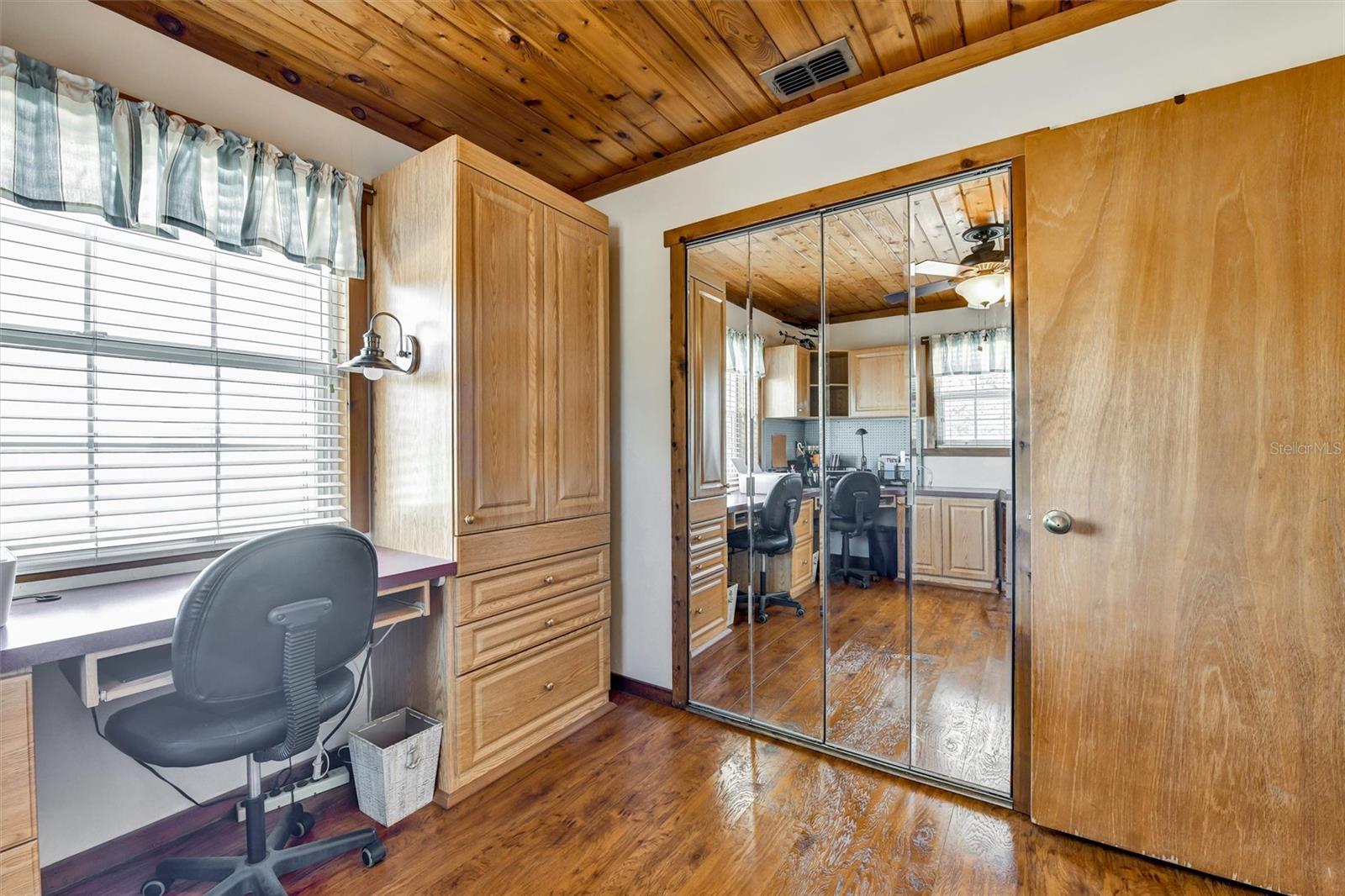 Listing photo id 28 for 9920 Alavista Drive