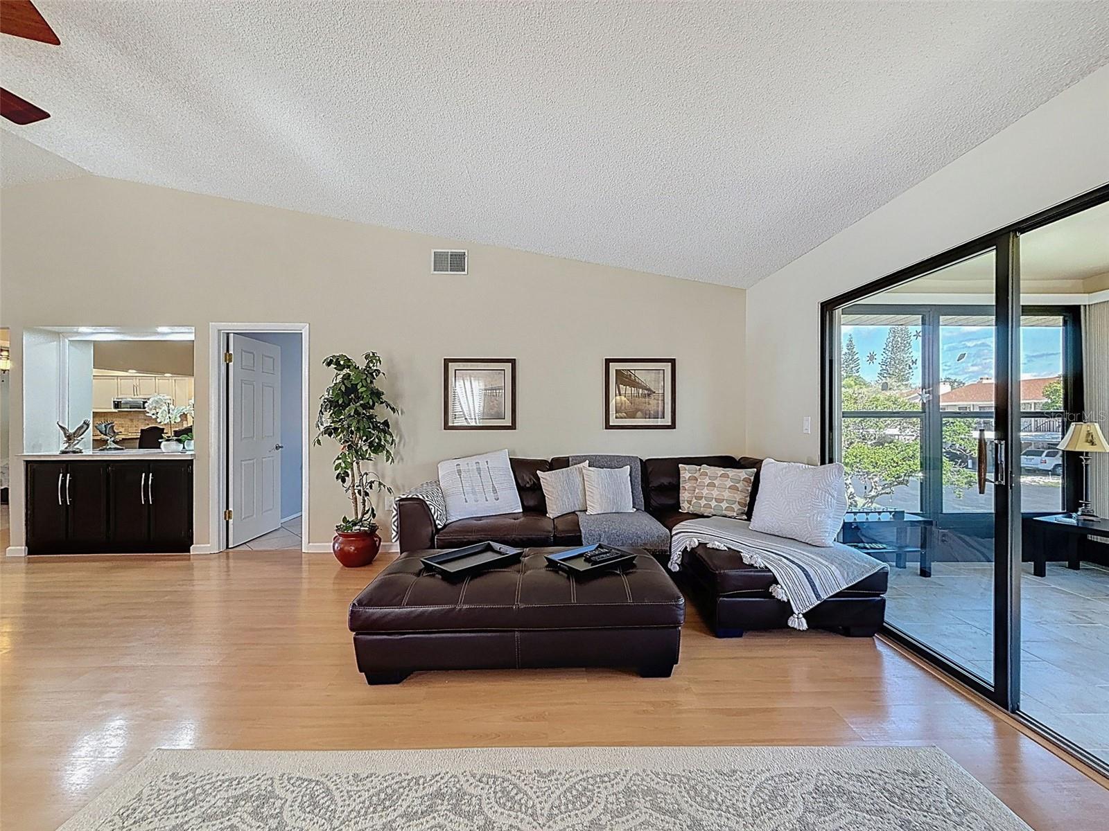 Image 10 of 41 For 9981 Eagles Point Circle 4