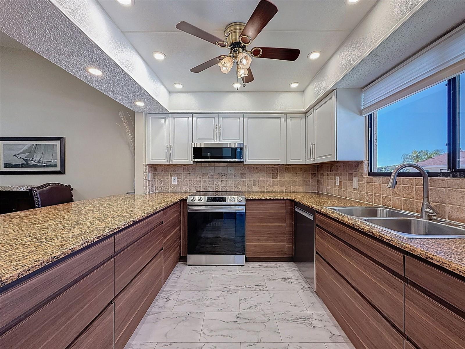 Image 12 of 41 For 9981 Eagles Point Circle 4