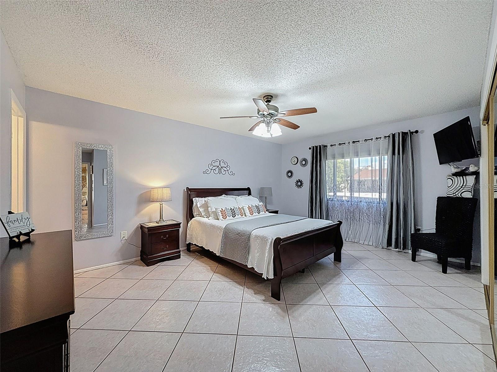 Image 22 of 41 For 9981 Eagles Point Circle 4