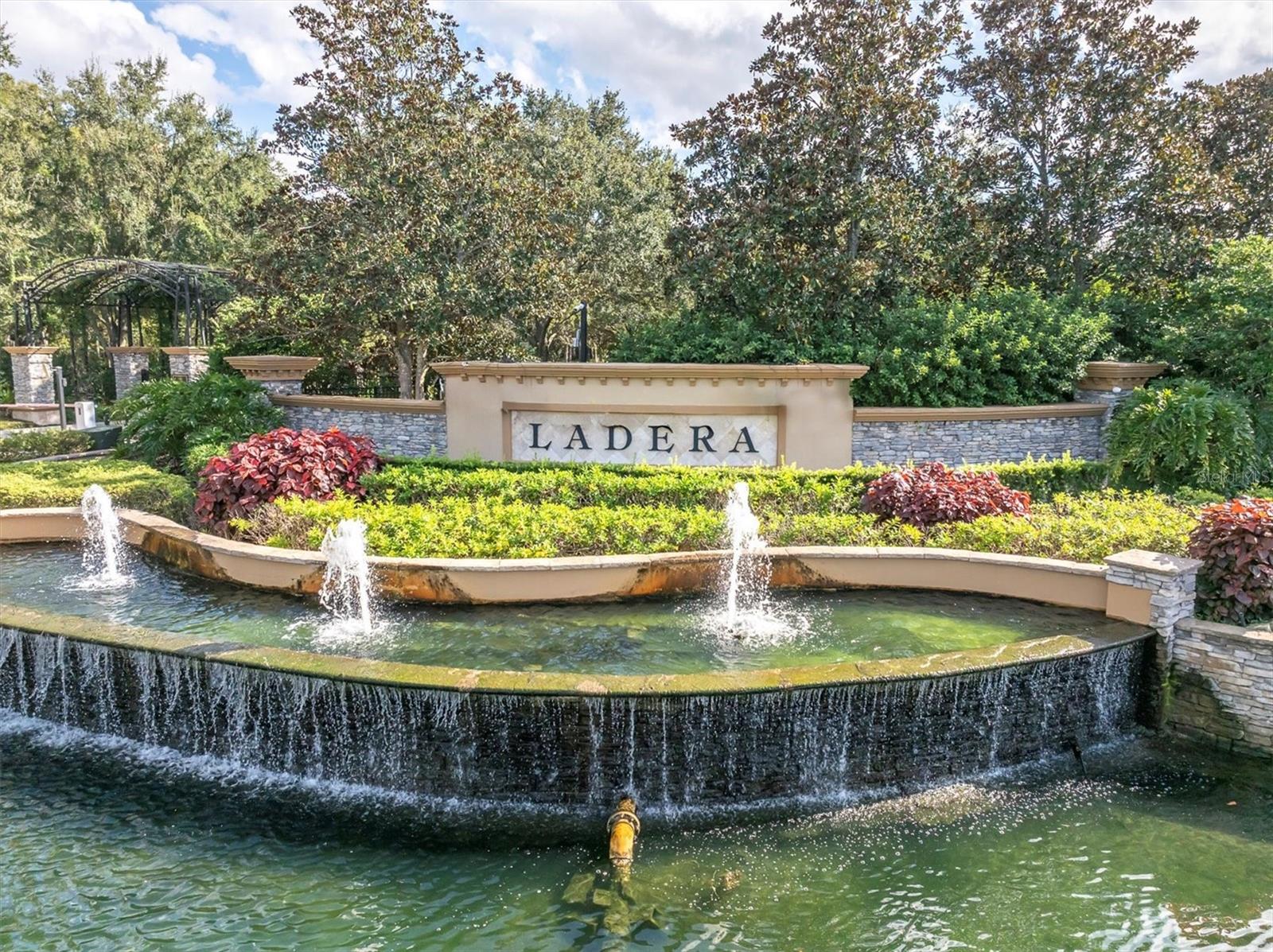 Listing photo id 3 for 1403 Merry Water Drive