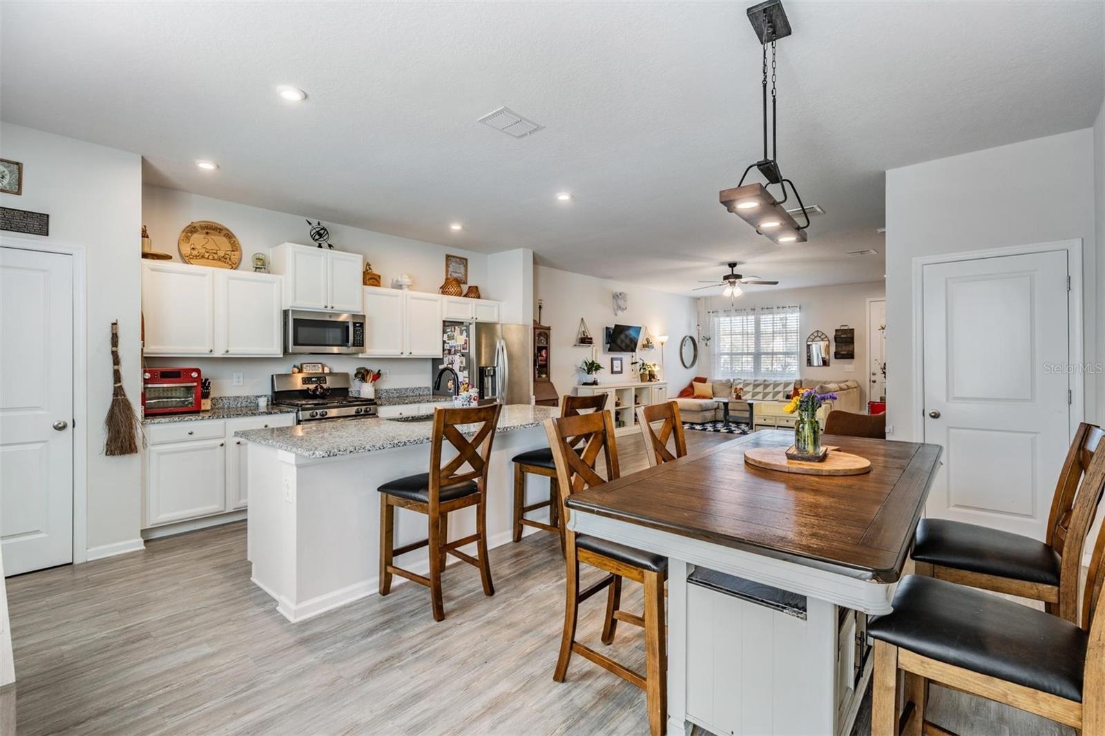 Image 5 of 32 For 15068 Caravan Avenue