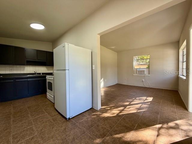 Listing photo id 4 for 21493 Campbell Drive