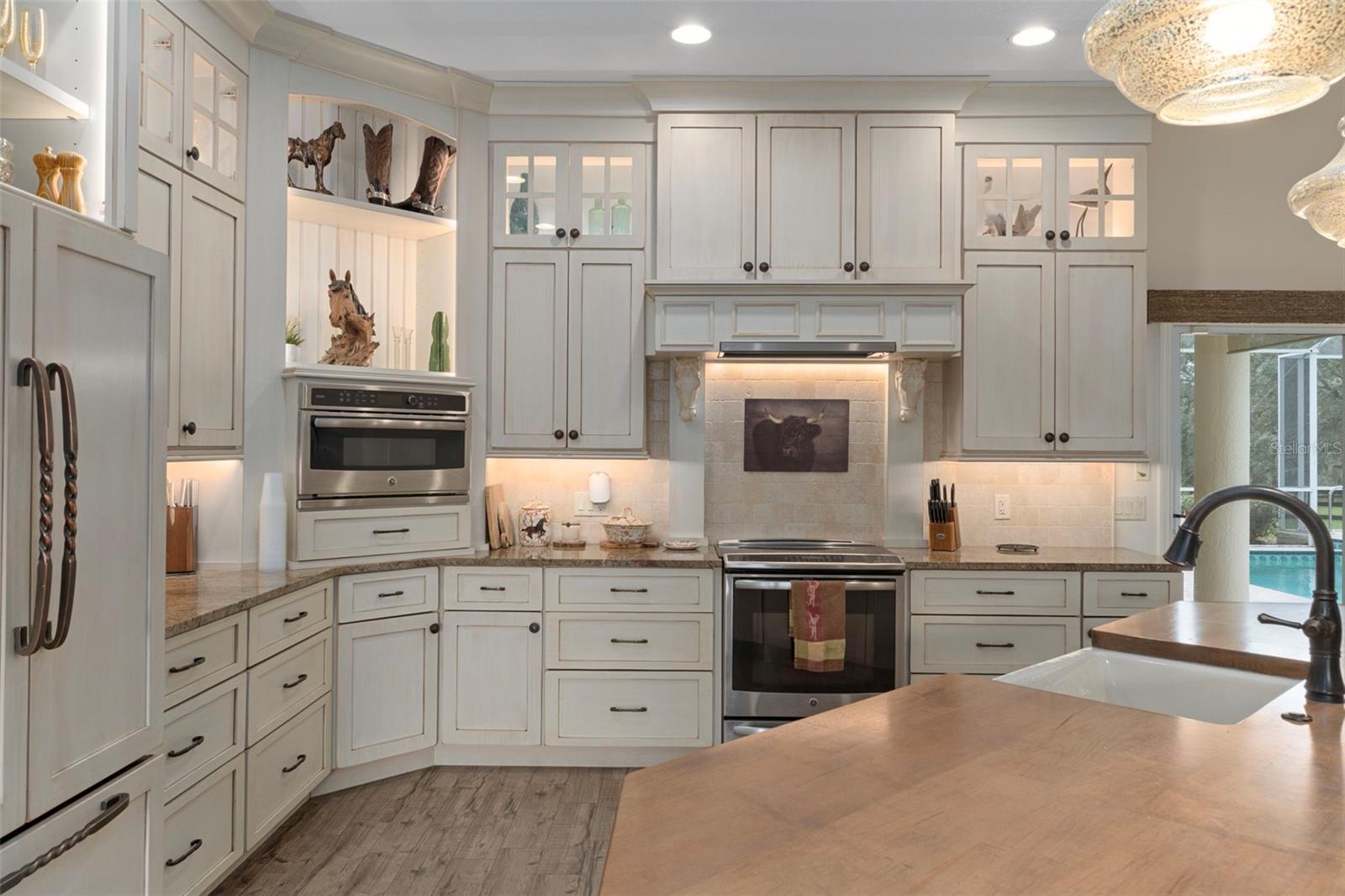 Listing photo id 8 for 4202 Pony Drive