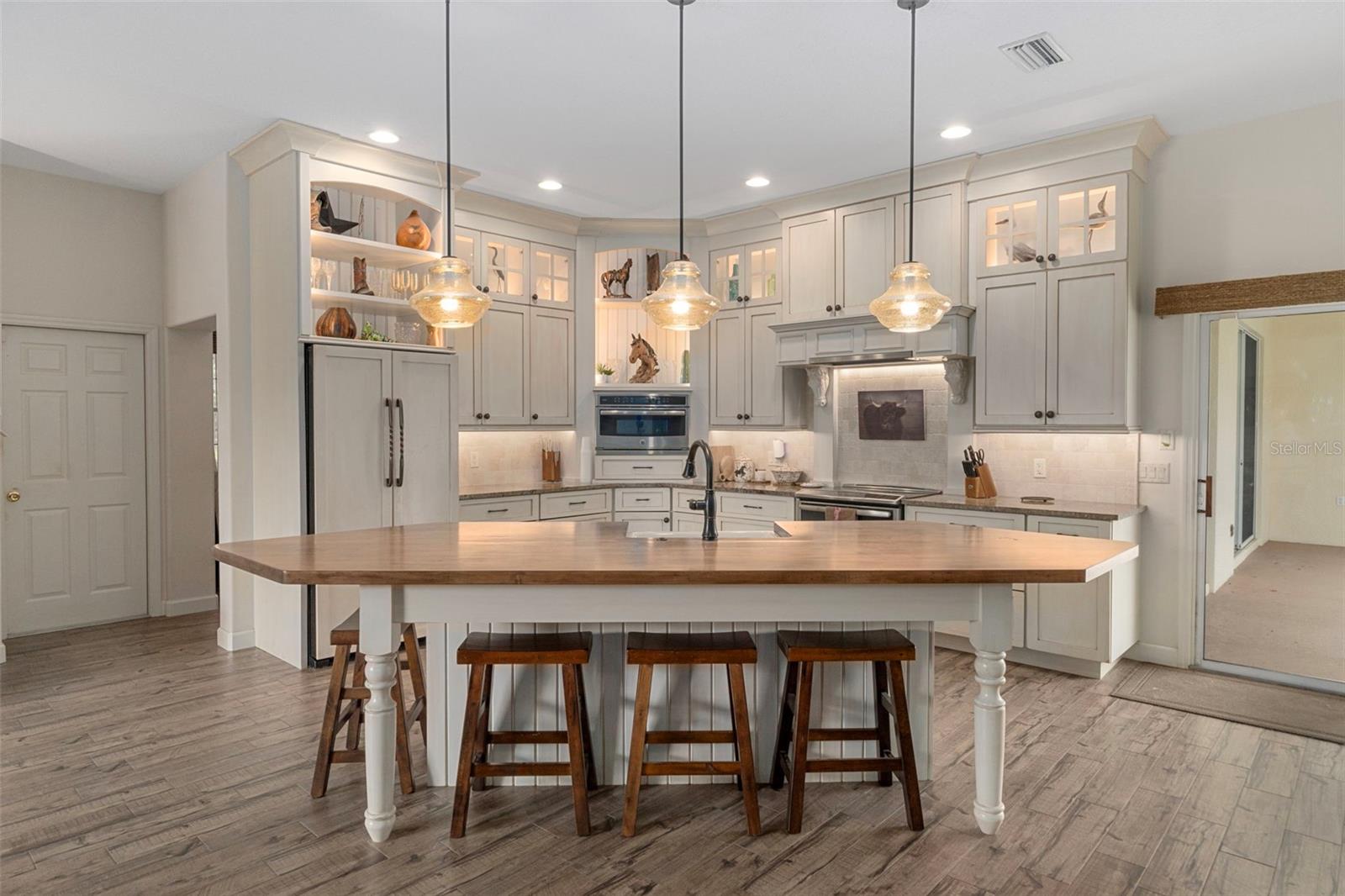 Listing photo id 12 for 4202 Pony Drive