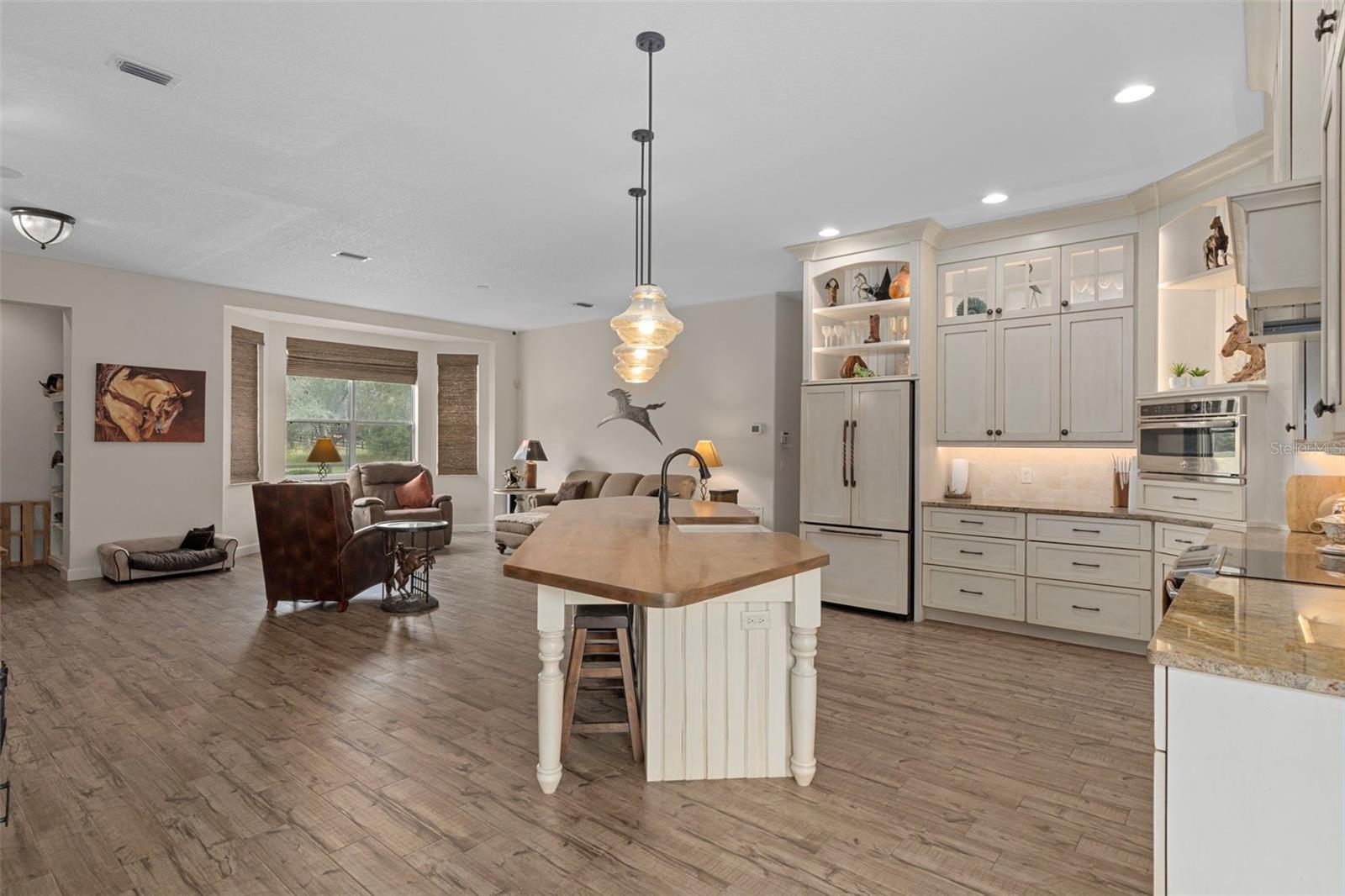 Listing photo id 13 for 4202 Pony Drive