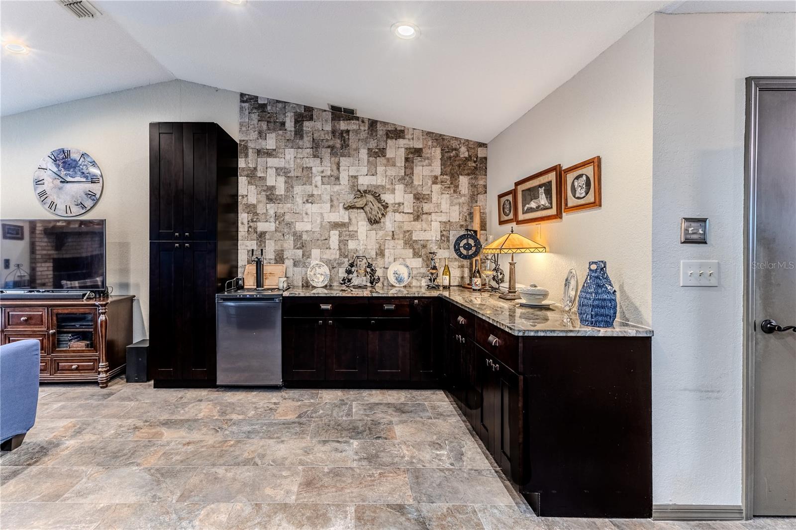 Image 23 of 72 For 8480 Colma Street