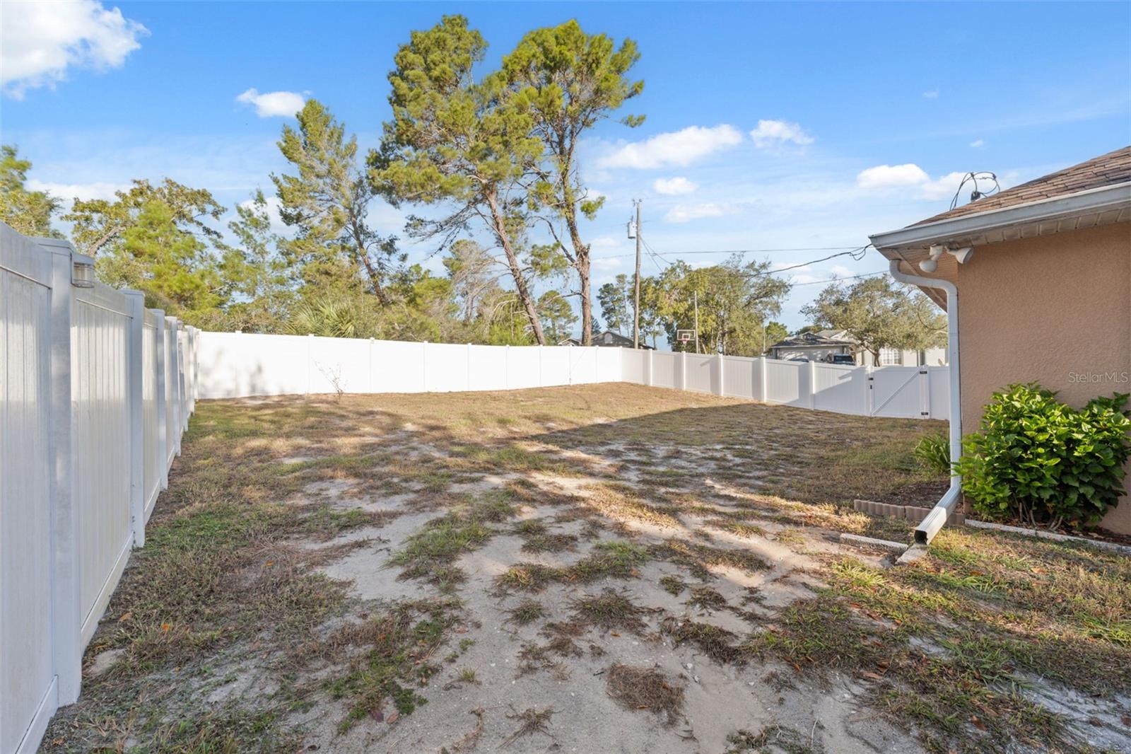 Image 18 of 48 For 11006 Canary Avenue