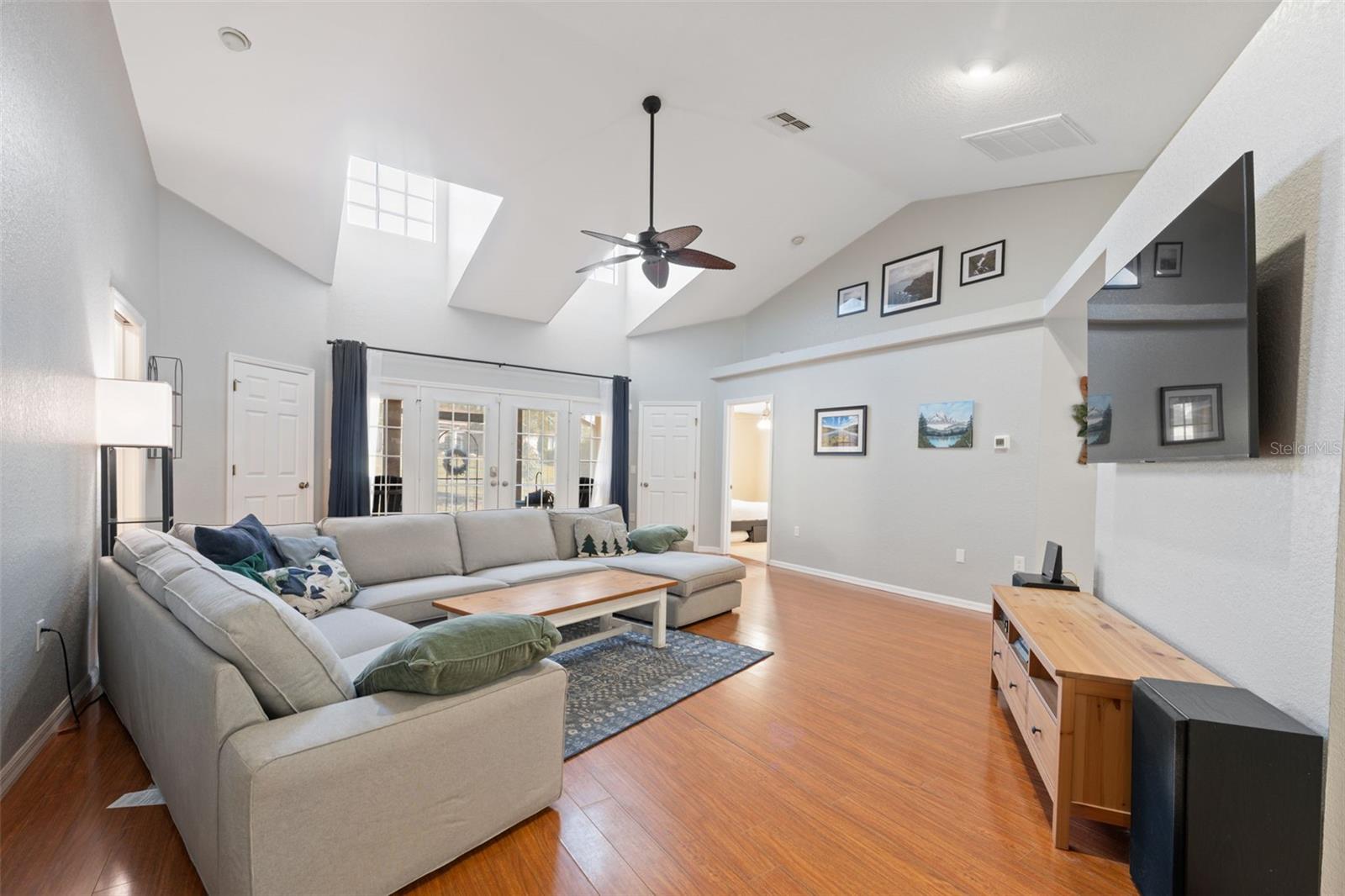 Image 34 of 48 For 11006 Canary Avenue