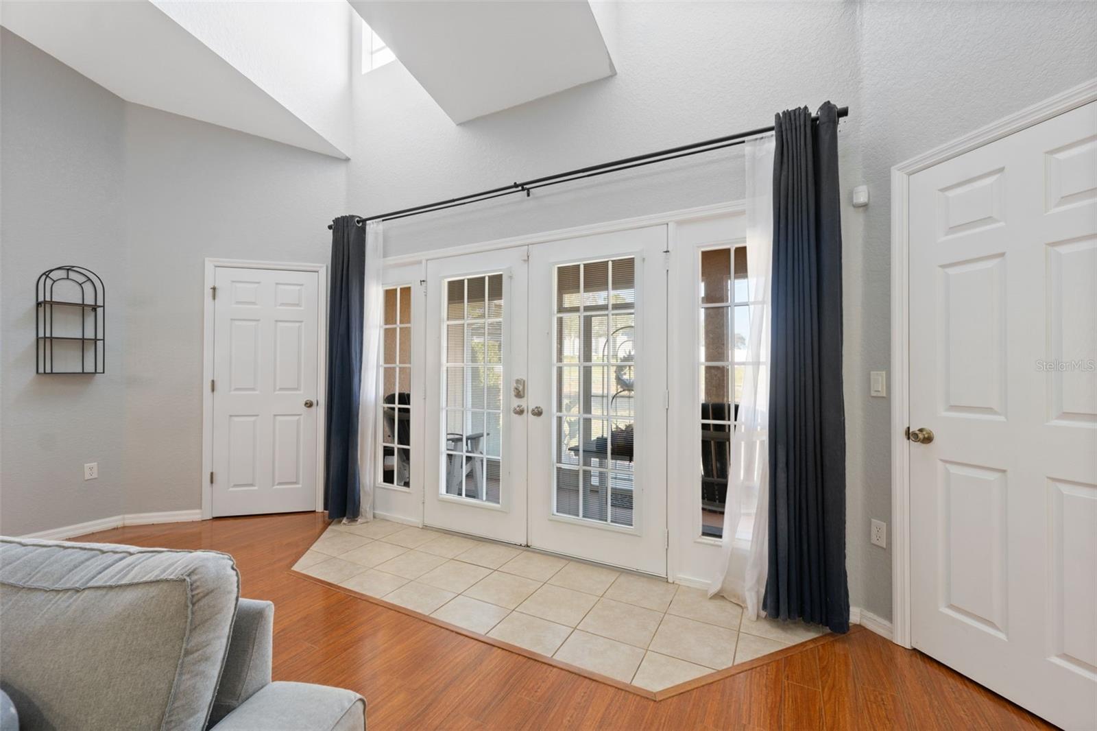 Image 37 of 48 For 11006 Canary Avenue