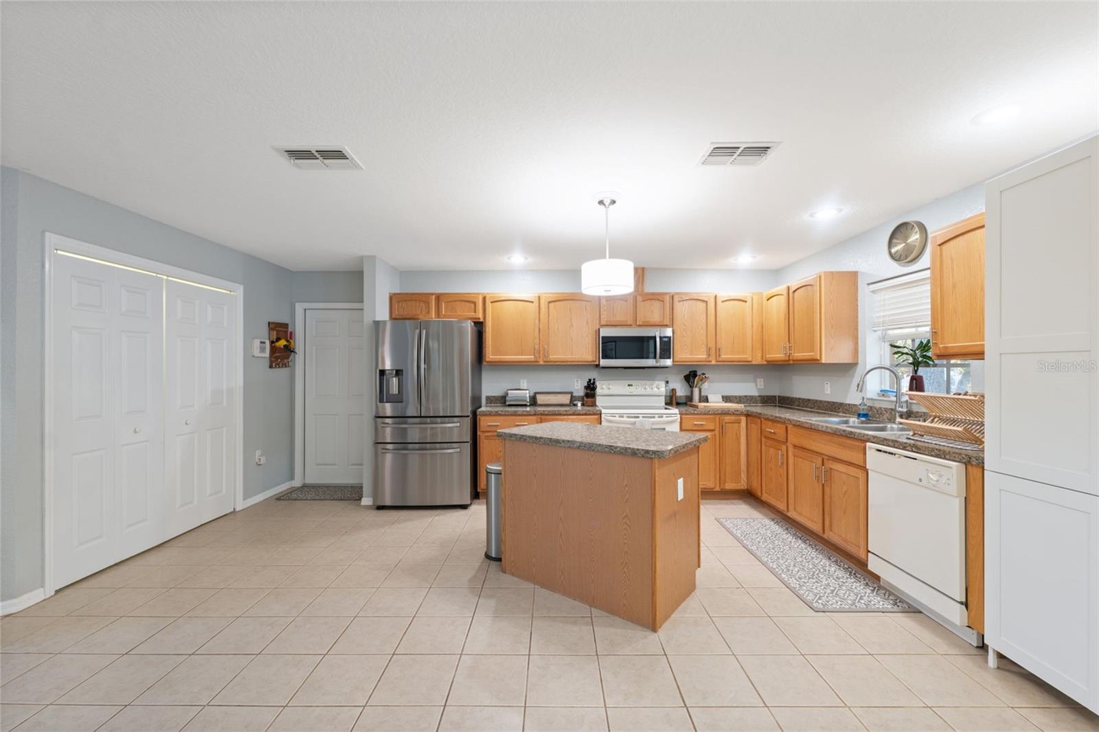 Image 39 of 48 For 11006 Canary Avenue