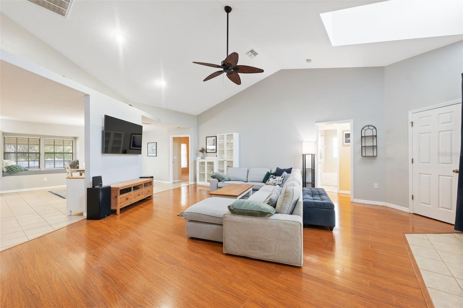 Image 4 of 48 For 11006 Canary Avenue