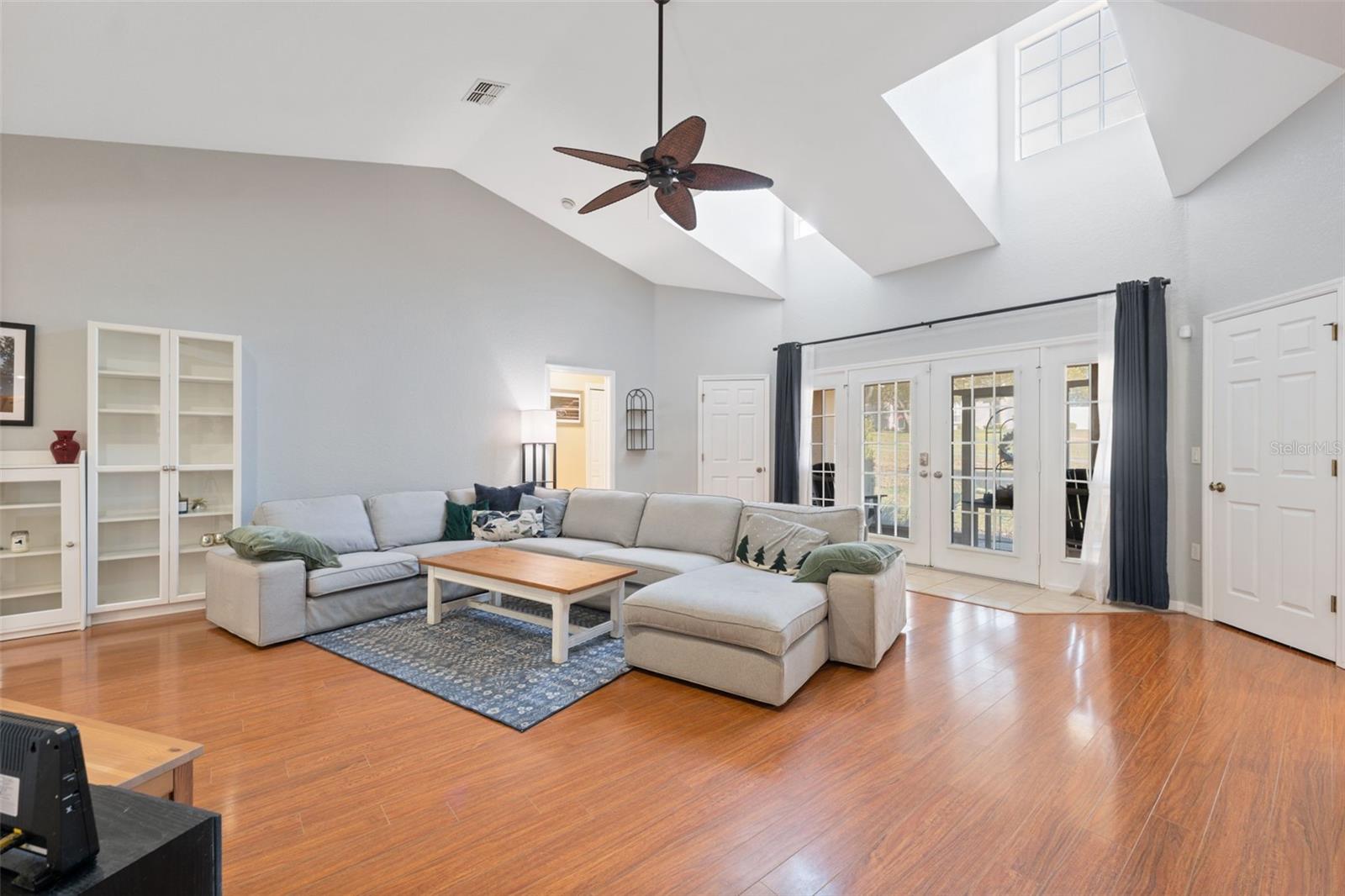 Image 5 of 48 For 11006 Canary Avenue