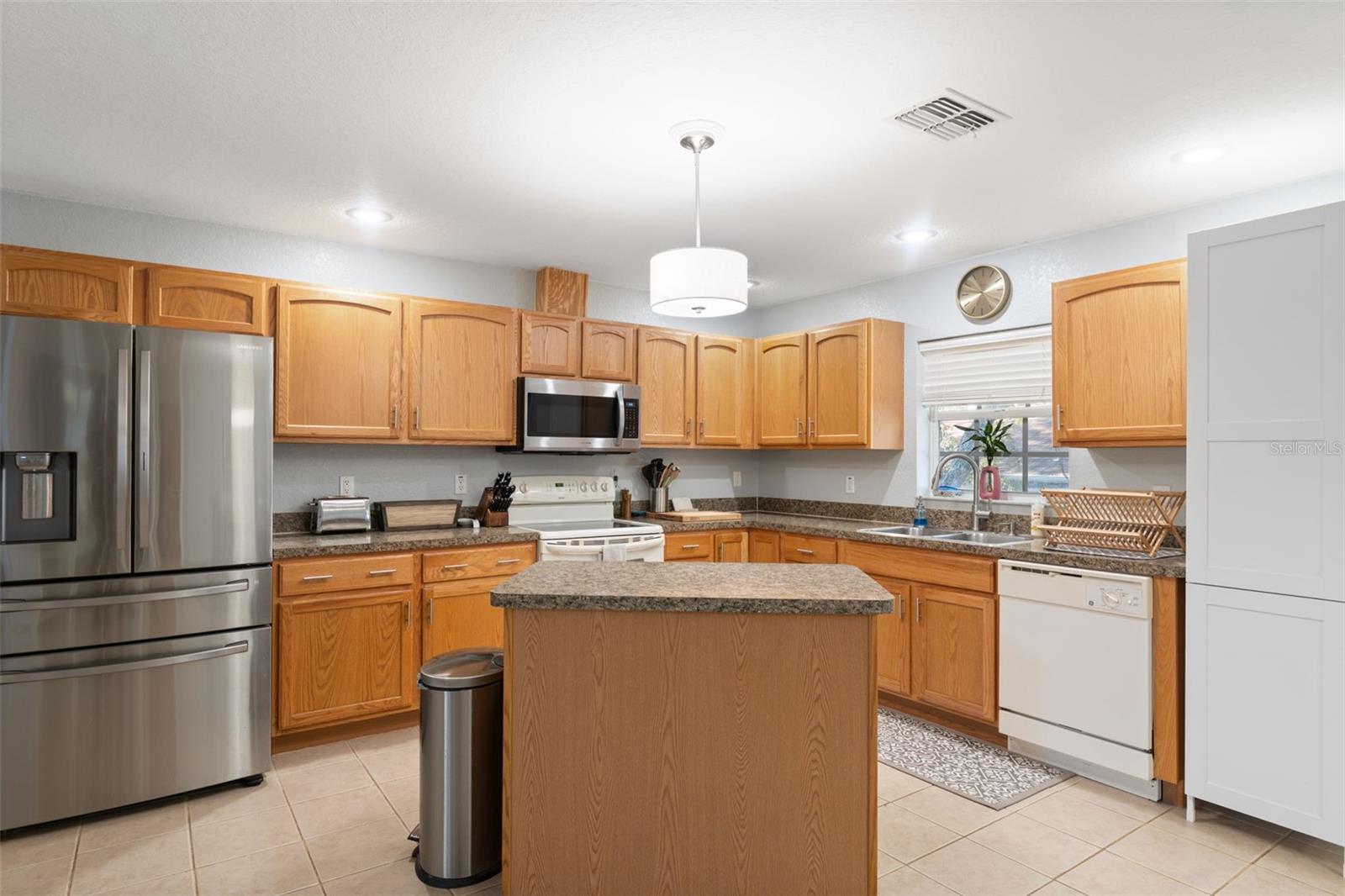 Image 6 of 48 For 11006 Canary Avenue