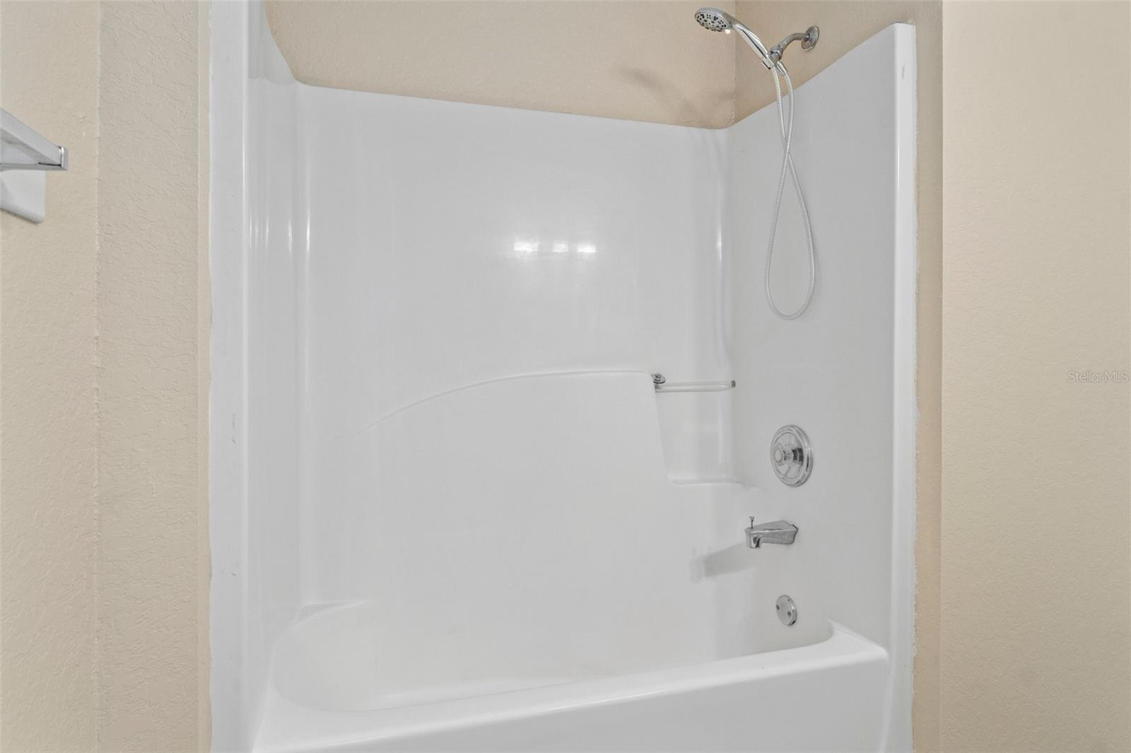 Listing photo id 12 for 1240 Sylvia Avenue