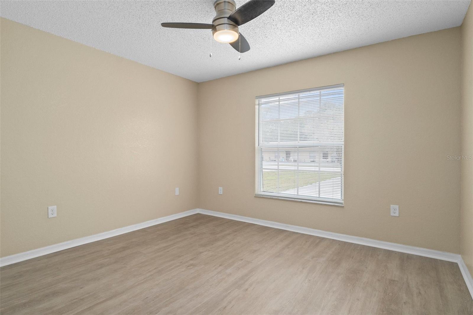 Listing photo id 15 for 1240 Sylvia Avenue