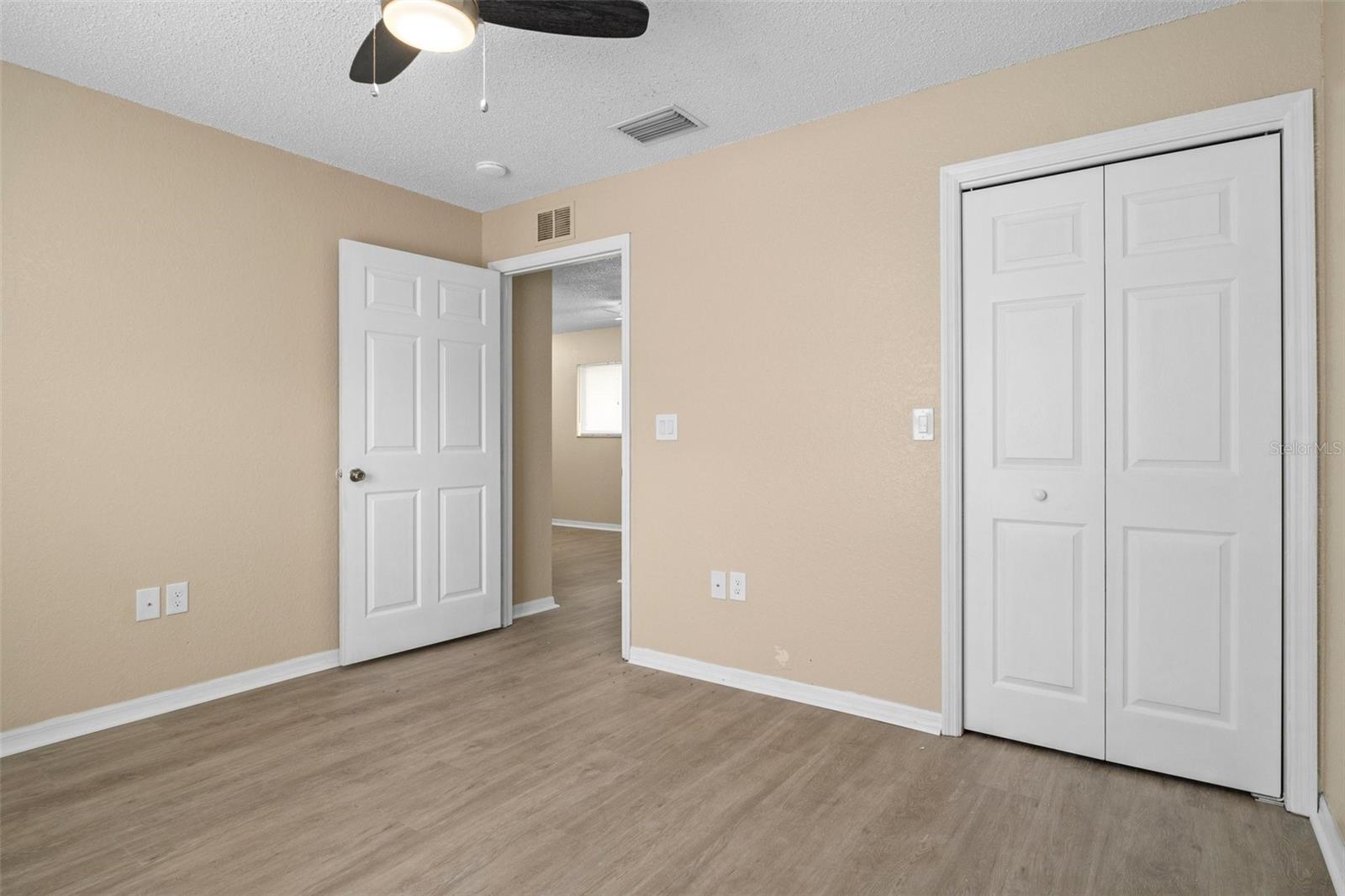 Listing photo id 16 for 1240 Sylvia Avenue