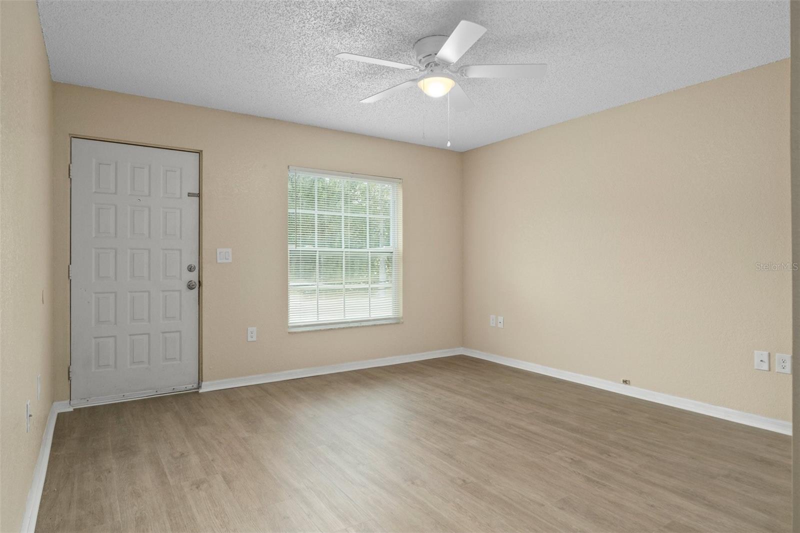 Listing photo id 4 for 1240 Sylvia Avenue