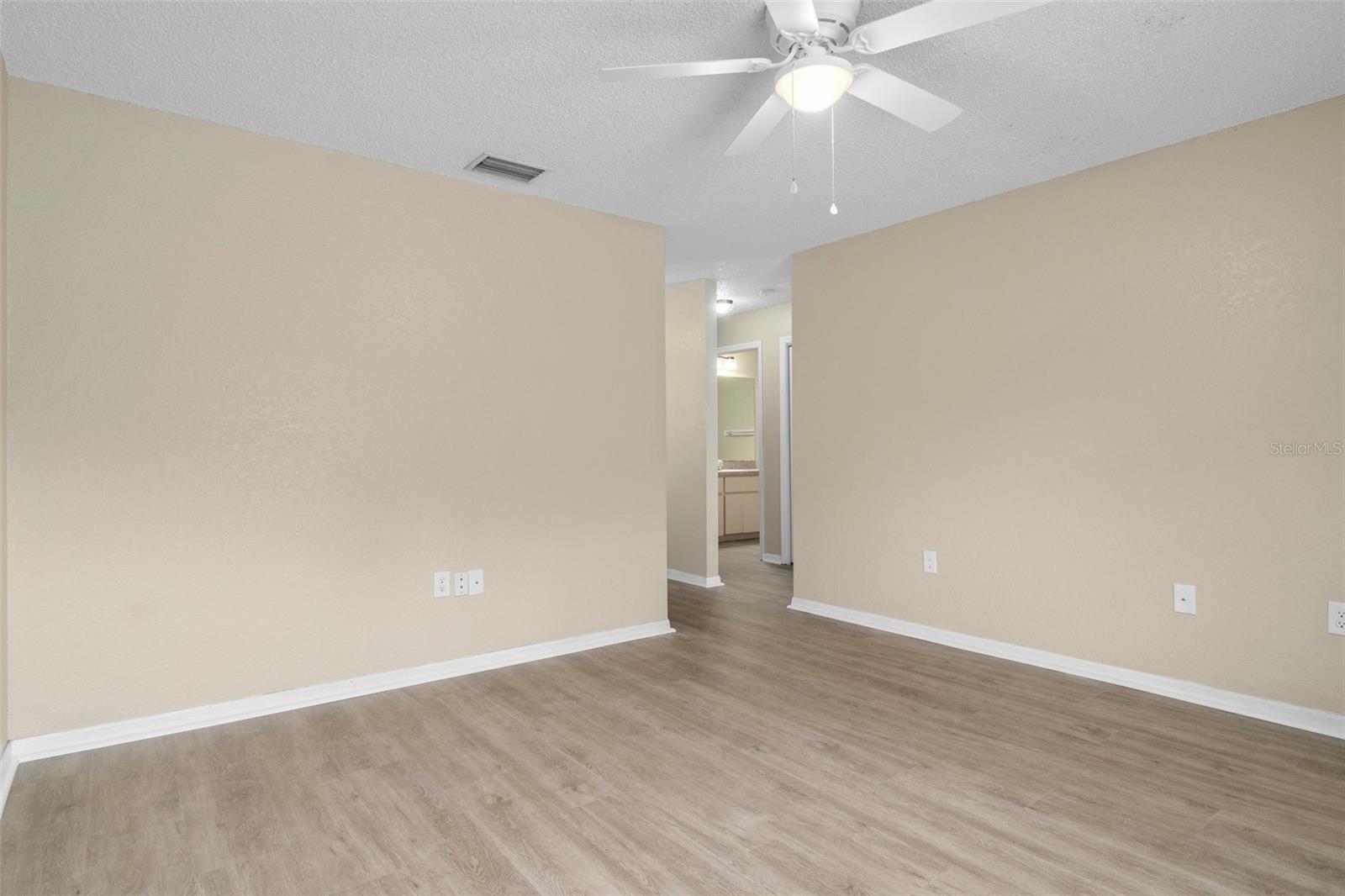 Listing photo id 6 for 1240 Sylvia Avenue