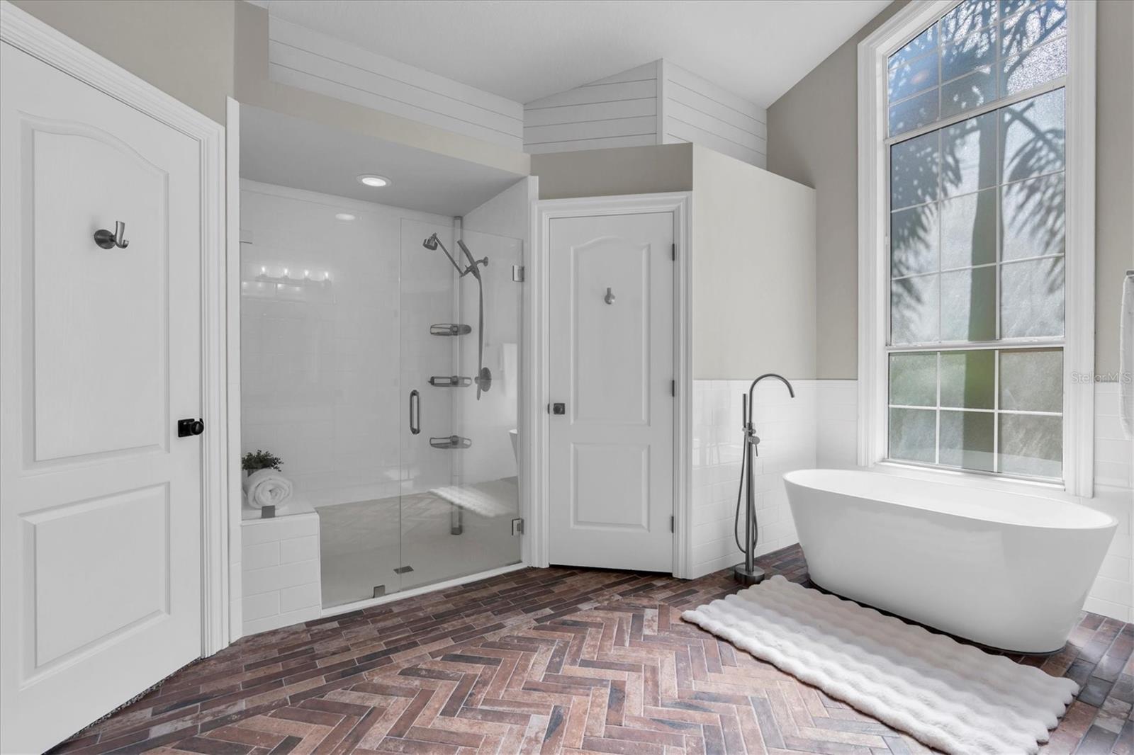 Image 26 of 63 For 11602 Lakeview Drive