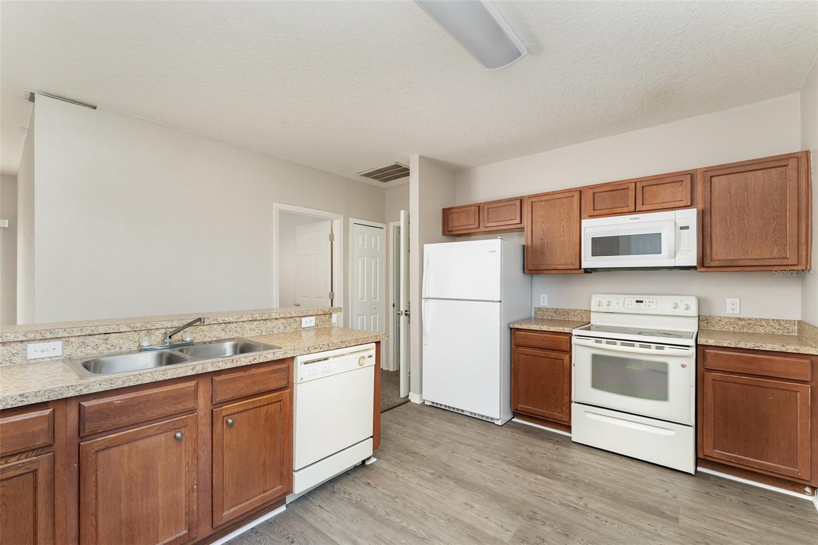 Image 5 of 15 For 998 Cumberland Drive