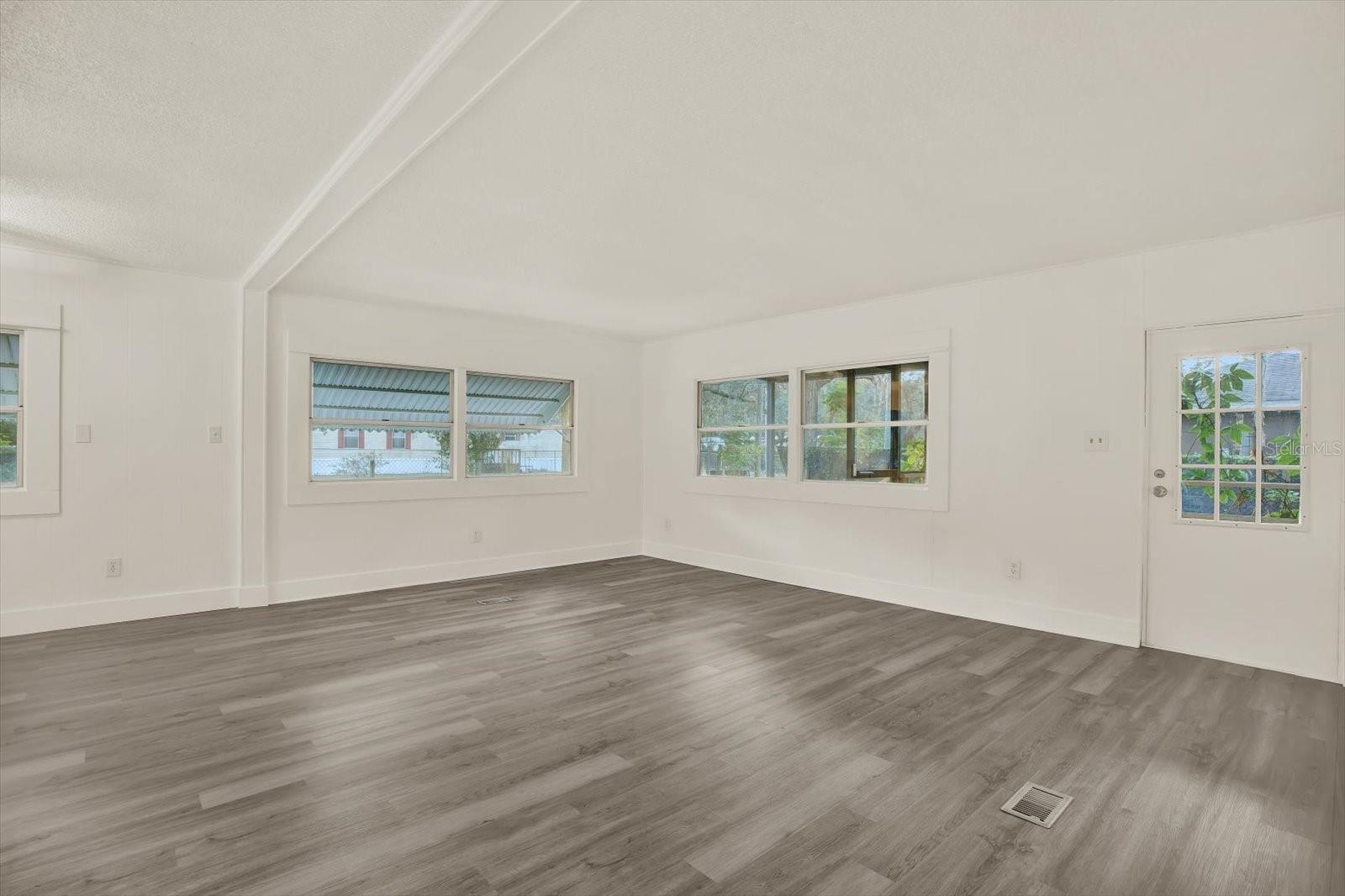 Image 6 of 19 For 10051 Huntley Street