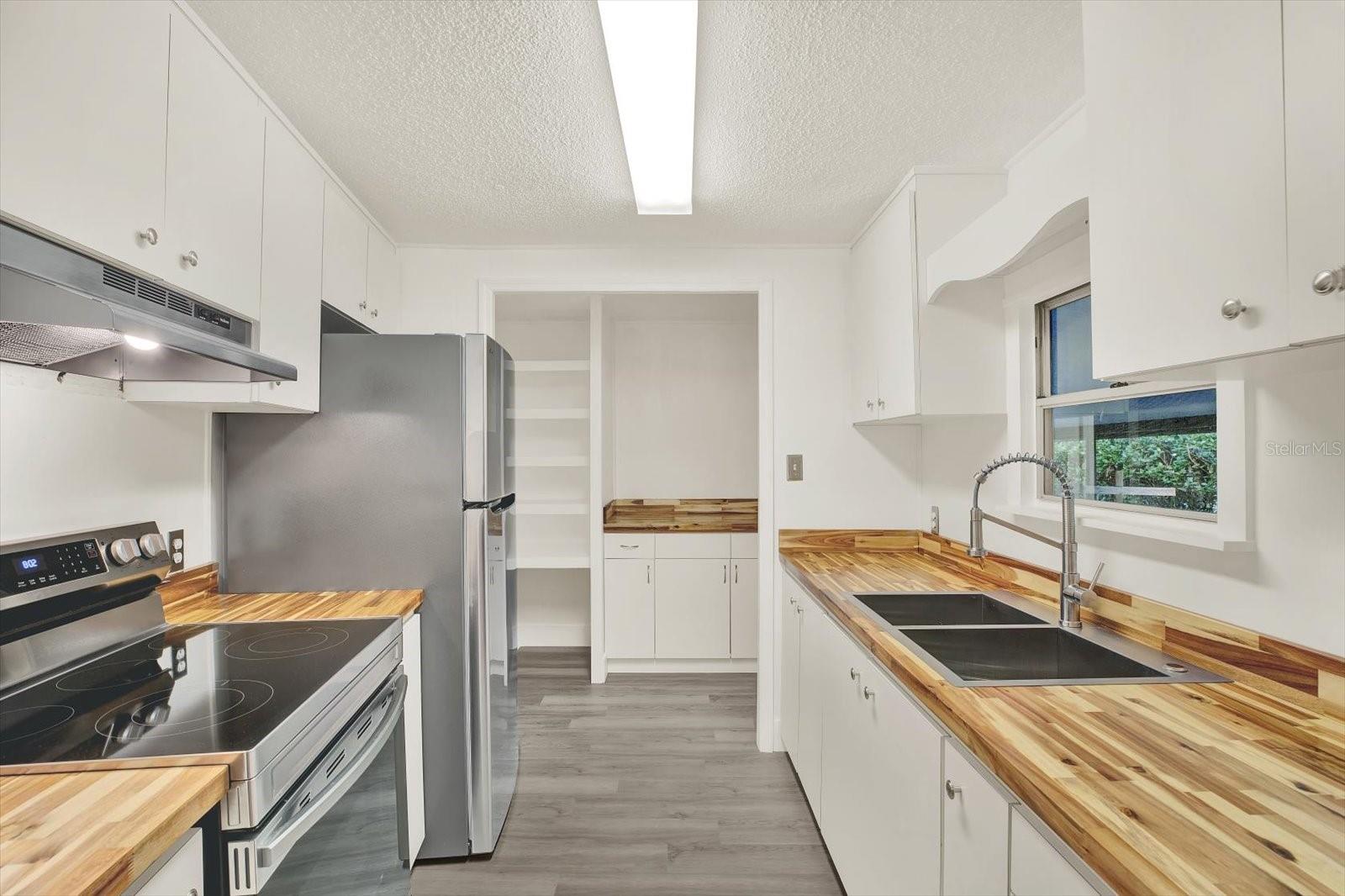 Image 8 of 19 For 10051 Huntley Street