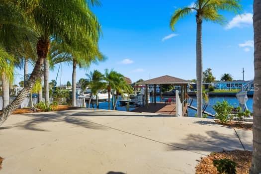 Listing photo id 5 for 12612 4th Isle