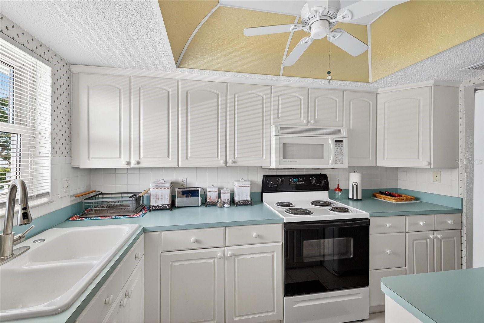 Image 8 of 66 For 4939 Floramar Terrace 302