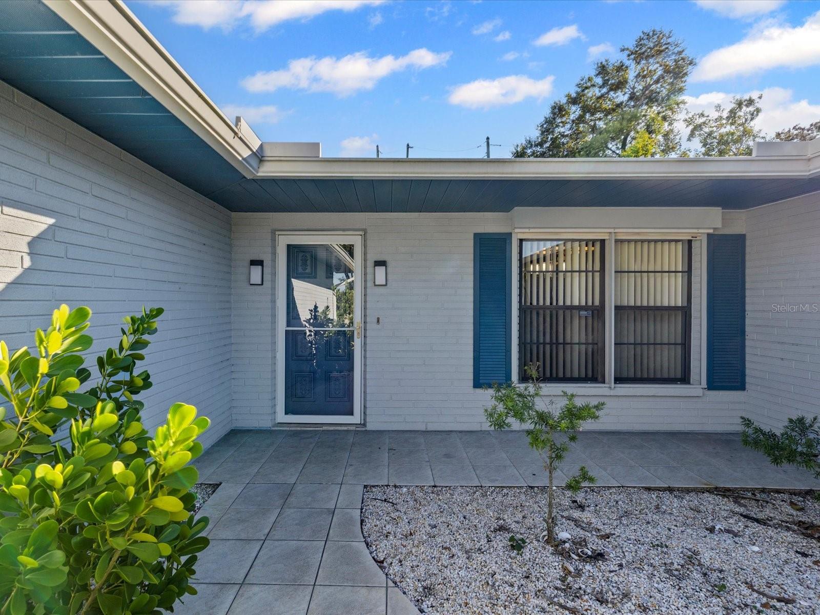 Listing photo id 2 for 7814 Bahama Avenue