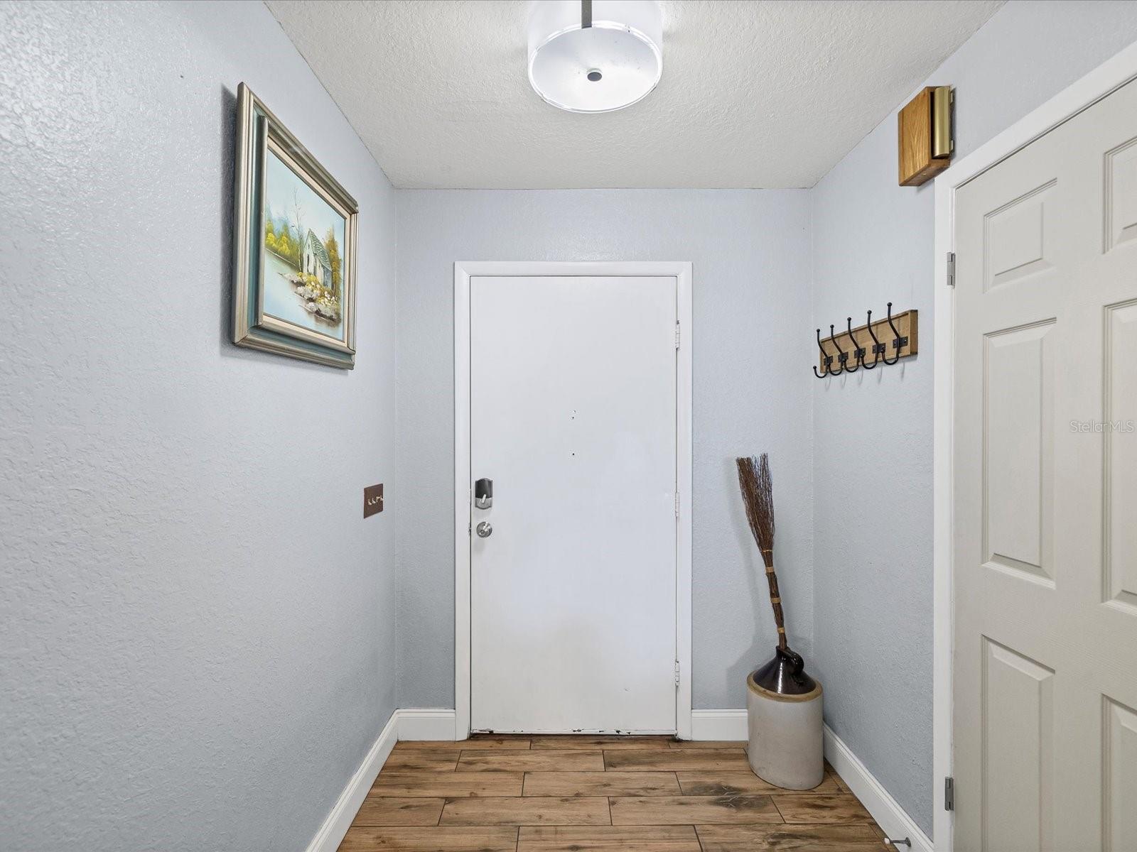 Listing photo id 3 for 7814 Bahama Avenue