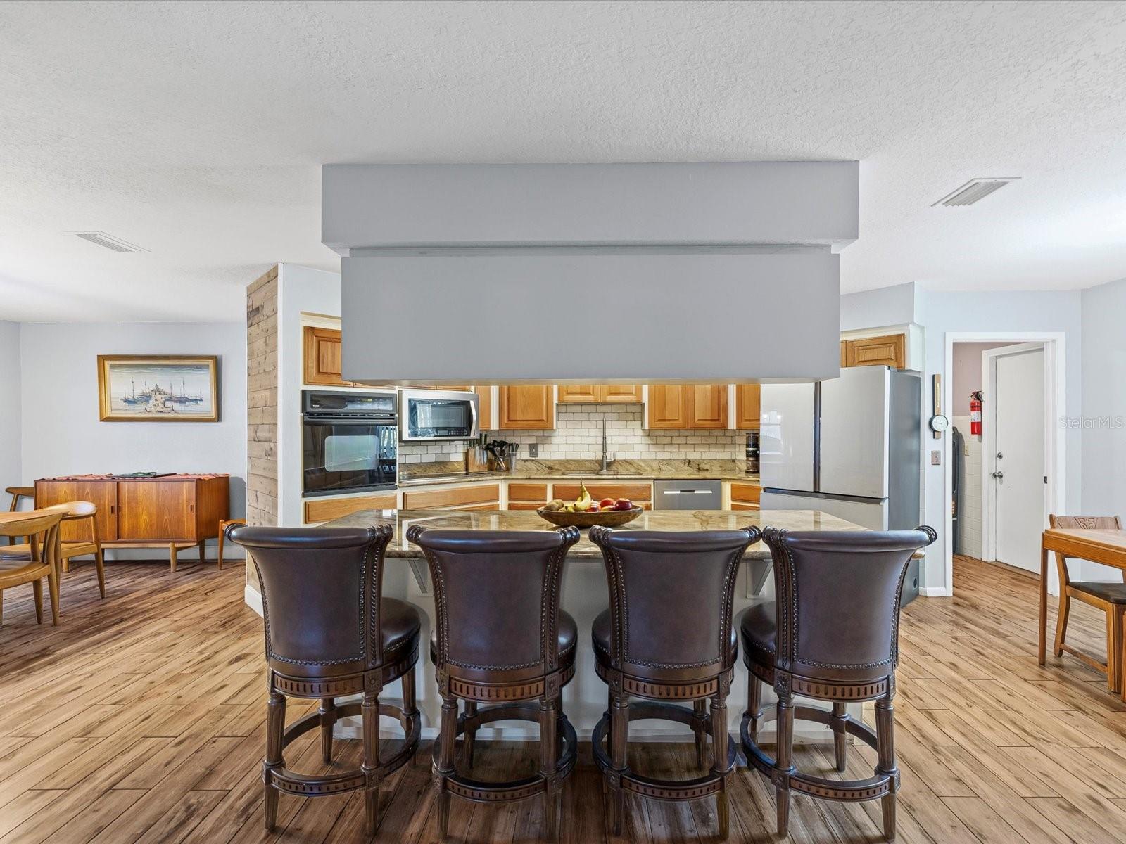 Listing photo id 7 for 7814 Bahama Avenue