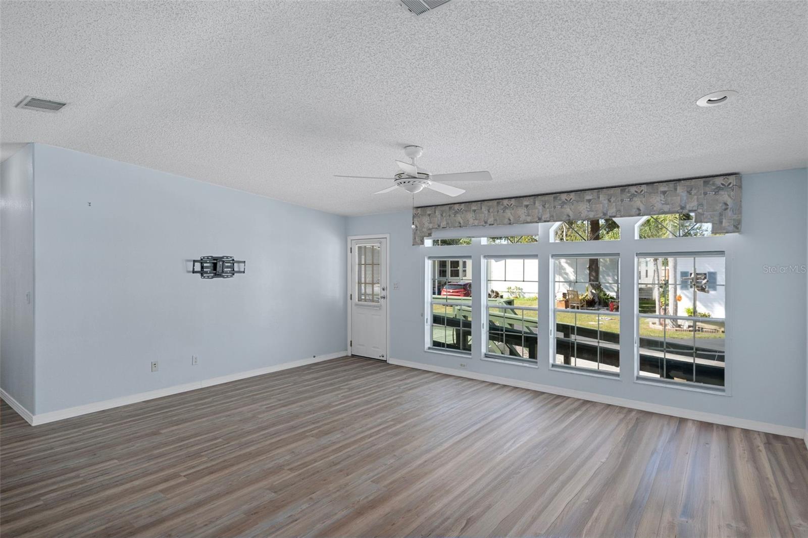 Image 12 of 50 For 2005 Lake Linda Circle