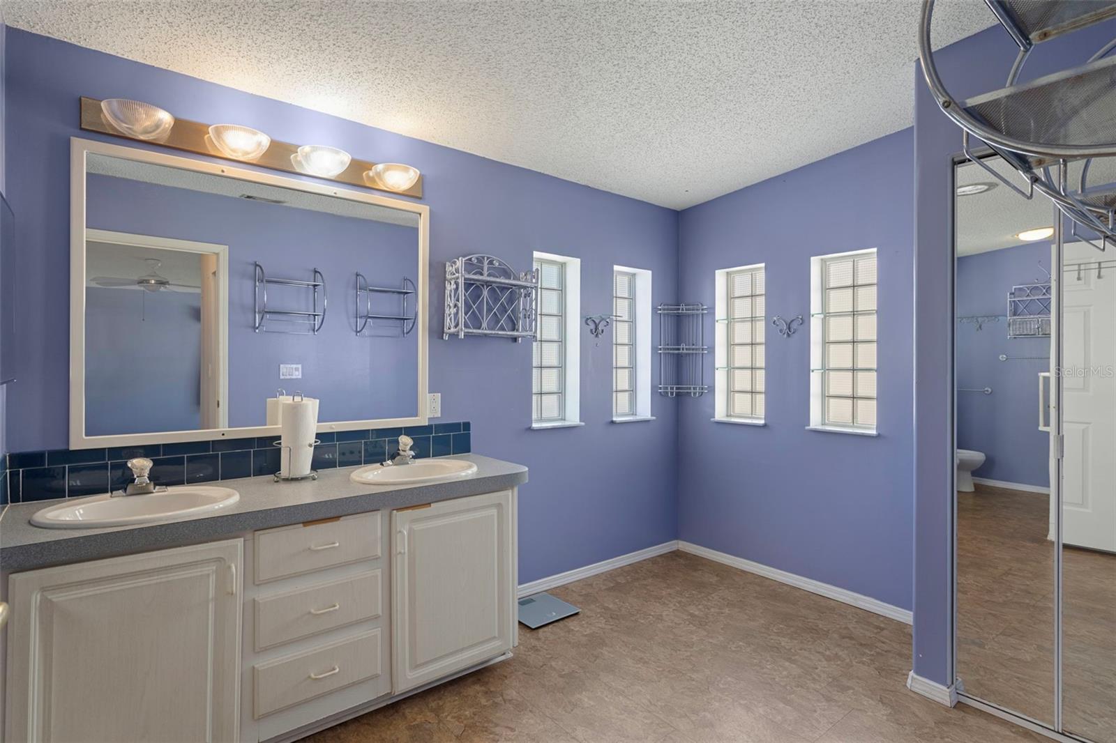 Image 31 of 50 For 2005 Lake Linda Circle