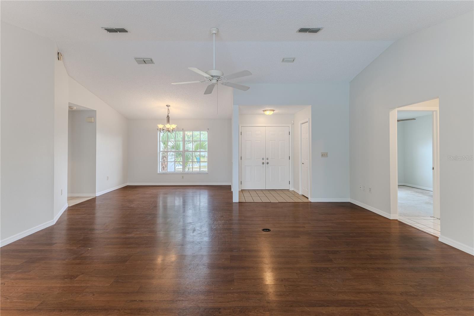 Listing photo id 8 for 2489 Amherst Avenue