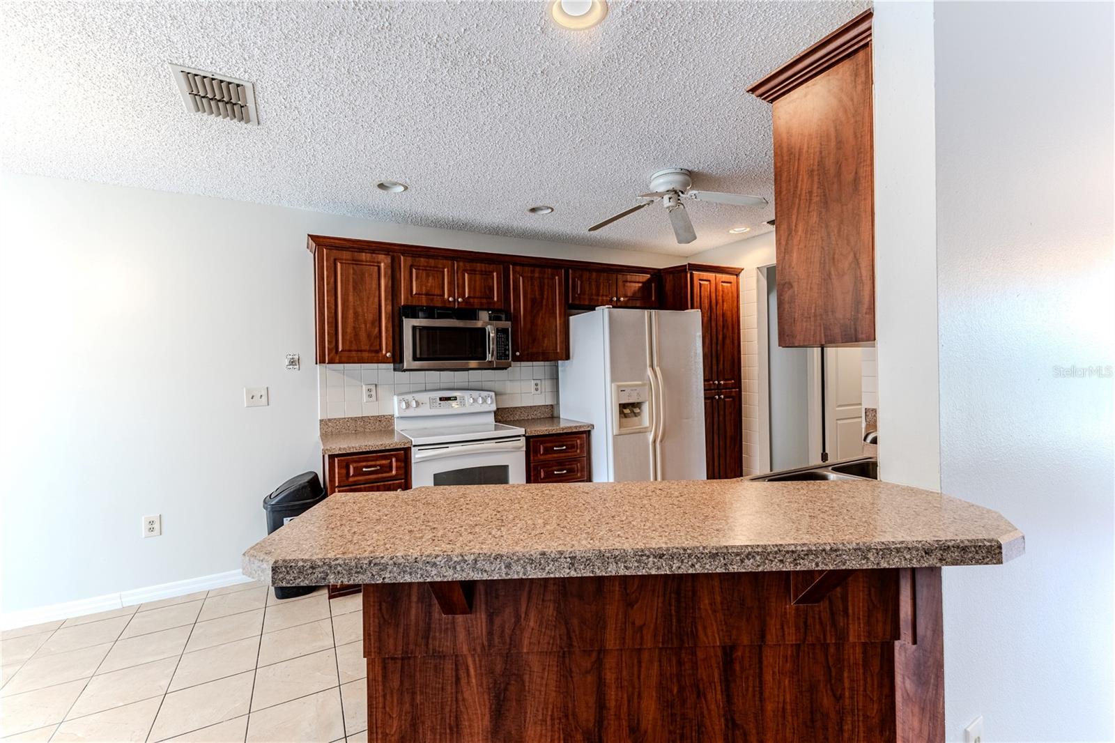 Listing photo id 12 for 2489 Amherst Avenue